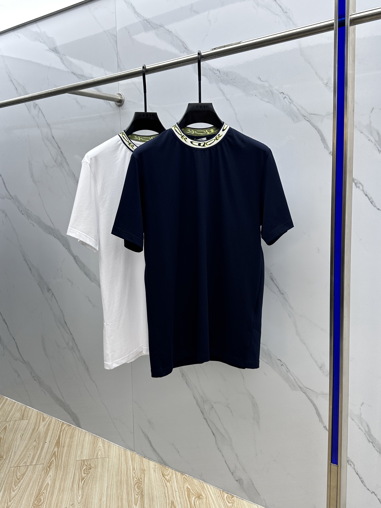 NO:479274,Dior 2025 new model co-branded Hlton white short-sleeved T-shirt, 2025 autumn limited model, same style for men and women, pure cotton jersey knitted fabric, ribbed neckline decorated with joint series logo, small cross embroidery on the back, loose style The fabric is comfortable and breathable, both men and women can control 2 colors hei Size S M L XL,,dior,dior,T-shirt,tees,t-shirt,alexander wang19860909Dior*迪奥 2025新款 联名Hlton白色短袖T恤,2025秋季限定款,男女同款,纯棉平纹针织面料,罗纹领口饰以联名系列标志,背面小十字刺绣,宽松版型 面料舒适透气 男女均可驾驭 2色 hei 尺码S M L XL,,dior,dior,T-shirt,tees，t-shirt,alexander wang,Men's clothing