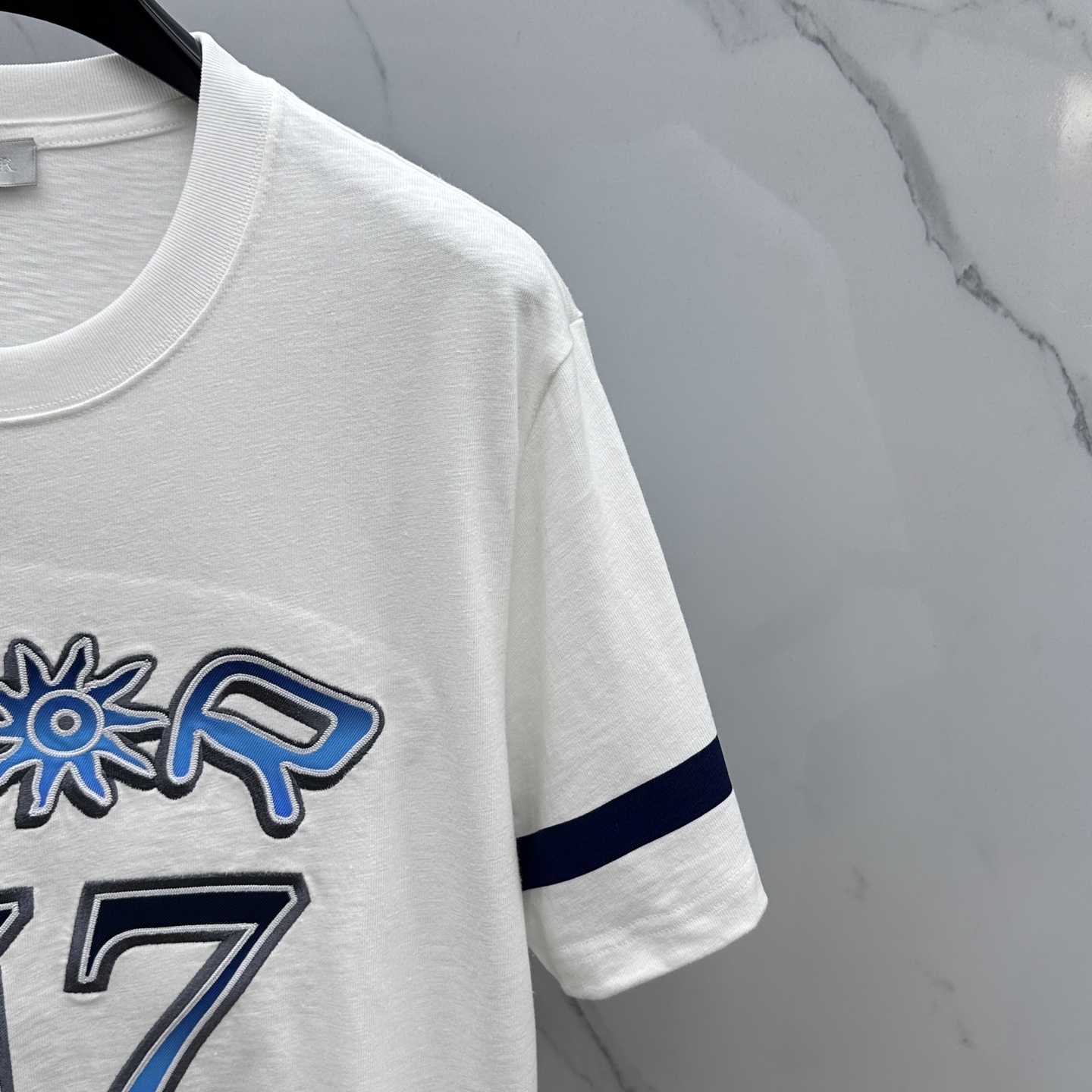  🆕Dior*迪奥 25SS新款宽松版型T 恤 白色棉质竹节平纹针织面料 这款 T 恤是二零二五秋季系列