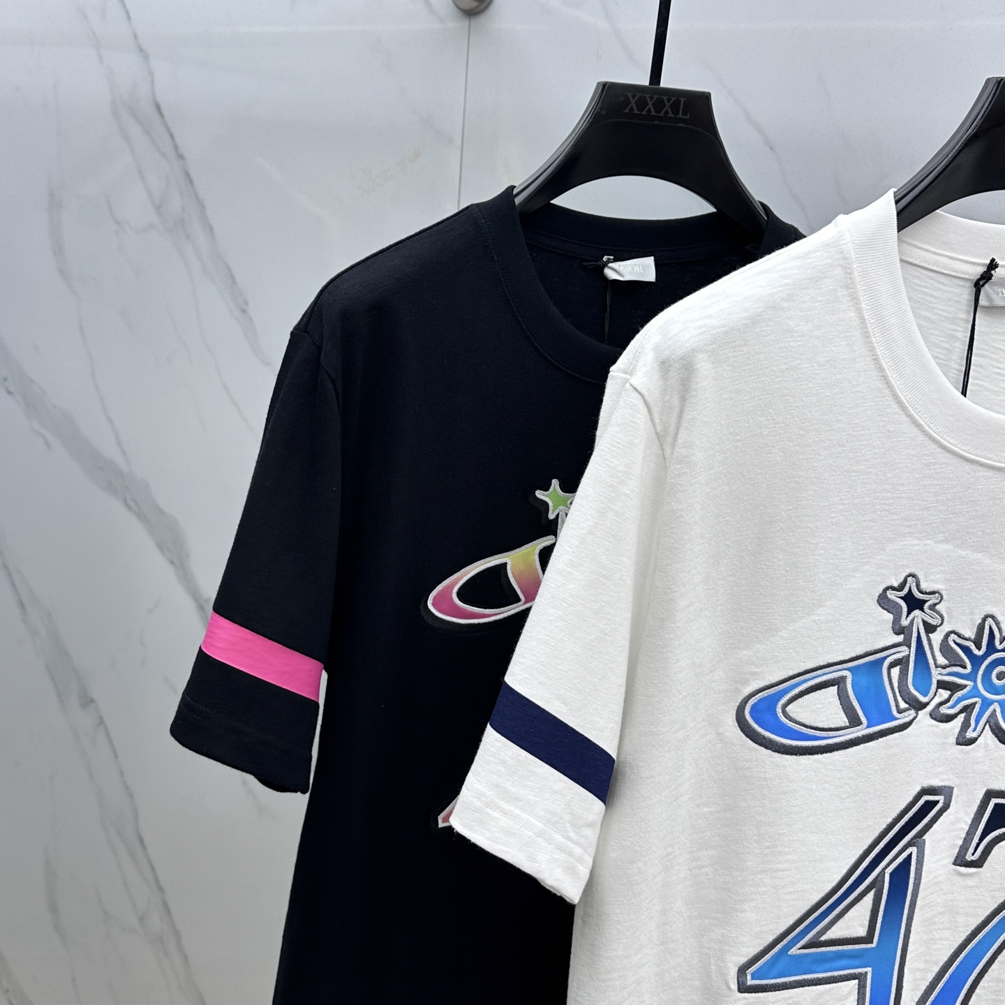  🆕Dior*迪奥 25SS新款宽松版型T 恤 白色棉质竹节平纹针织面料 这款 T 恤是二零二五秋季系列