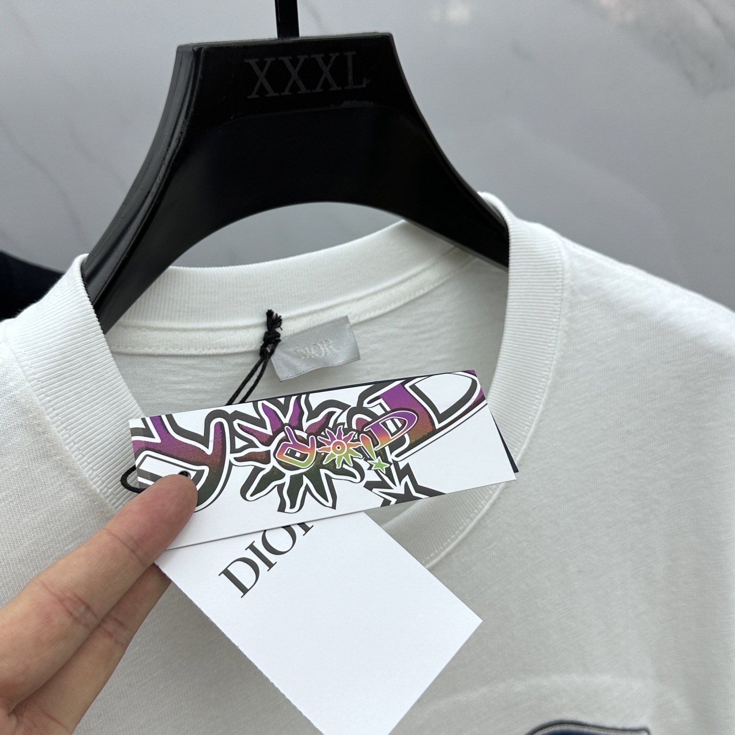  🆕Dior*迪奥 25SS新款宽松版型T 恤 白色棉质竹节平纹针织面料 这款 T 恤是二零二五秋季系列