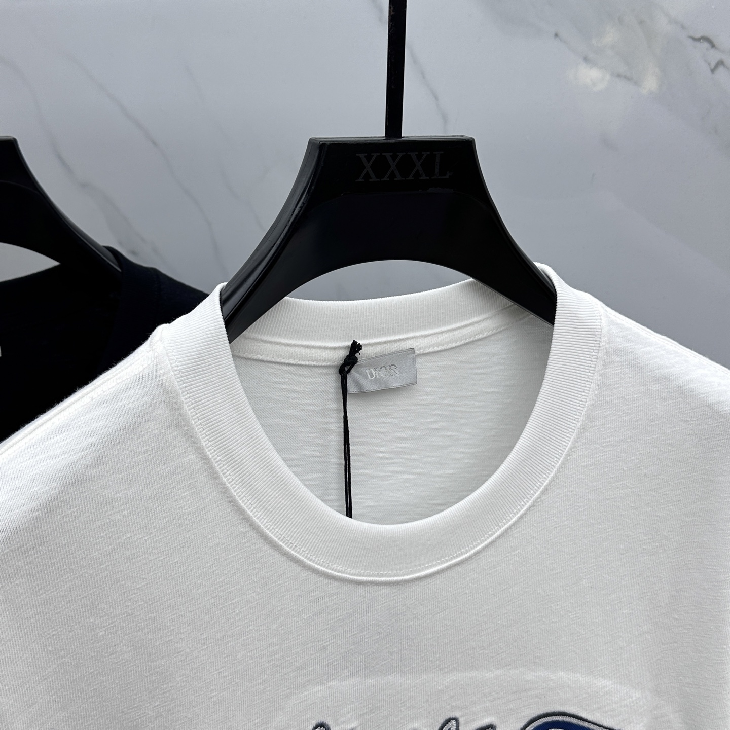  🆕Dior*迪奥 25SS新款宽松版型T 恤 白色棉质竹节平纹针织面料 这款 T 恤是二零二五秋季系列