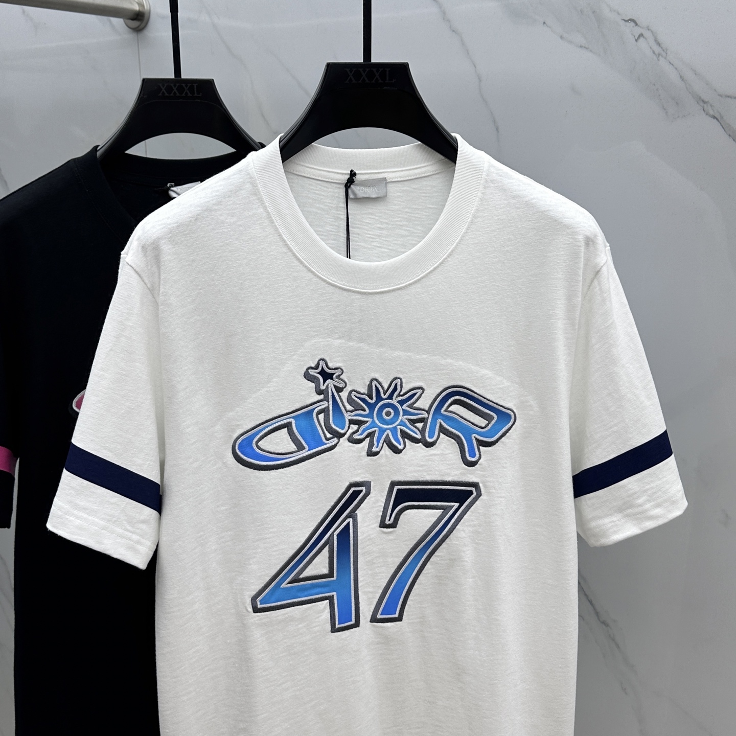  🆕Dior*迪奥 25SS新款宽松版型T 恤 白色棉质竹节平纹针织面料 这款 T 恤是二零二五秋季系列