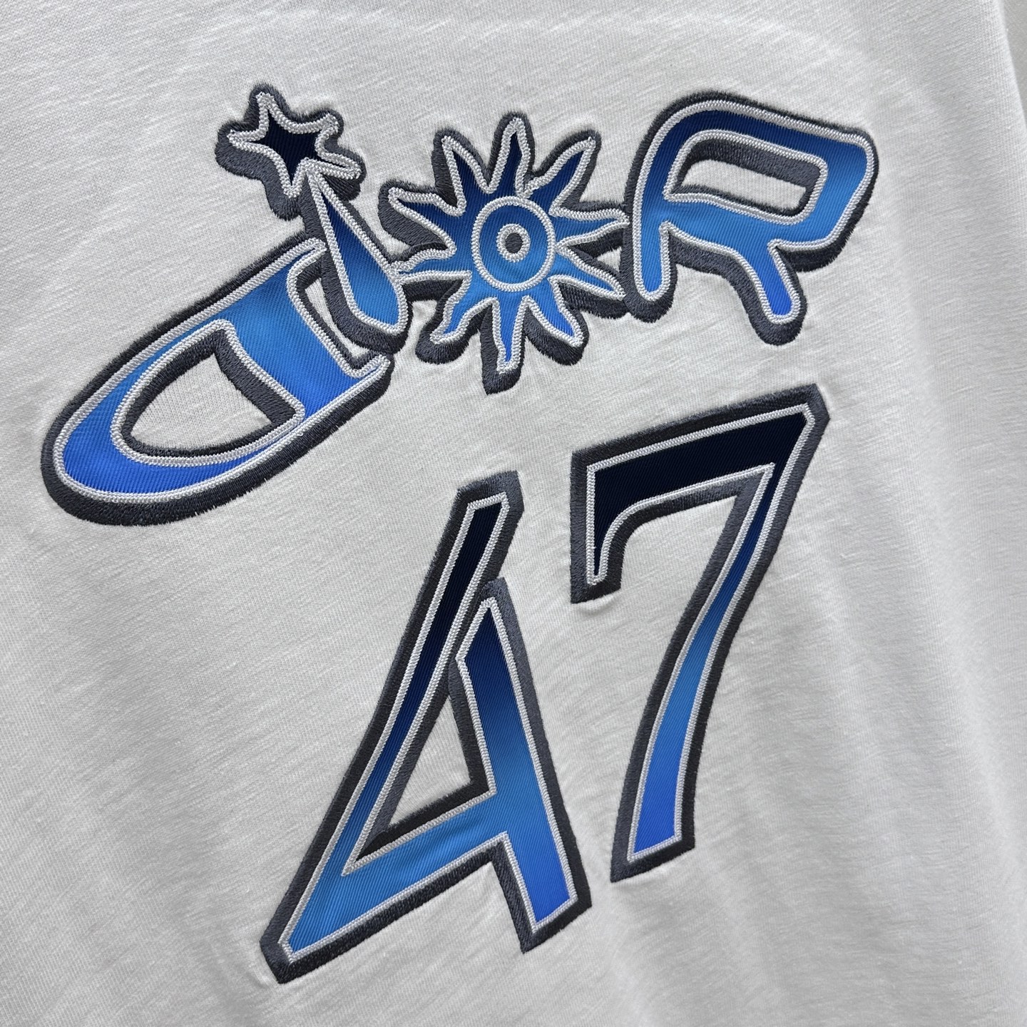  🆕Dior*迪奥 25SS新款宽松版型T 恤 白色棉质竹节平纹针织面料 这款 T 恤是二零二五秋季系列