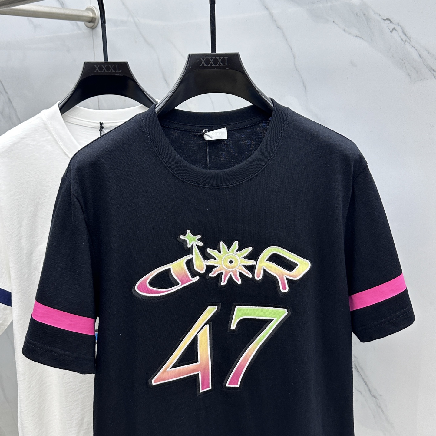  🆕Dior*迪奥 25SS新款宽松版型T 恤 白色棉质竹节平纹针织面料 这款 T 恤是二零二五秋季系列