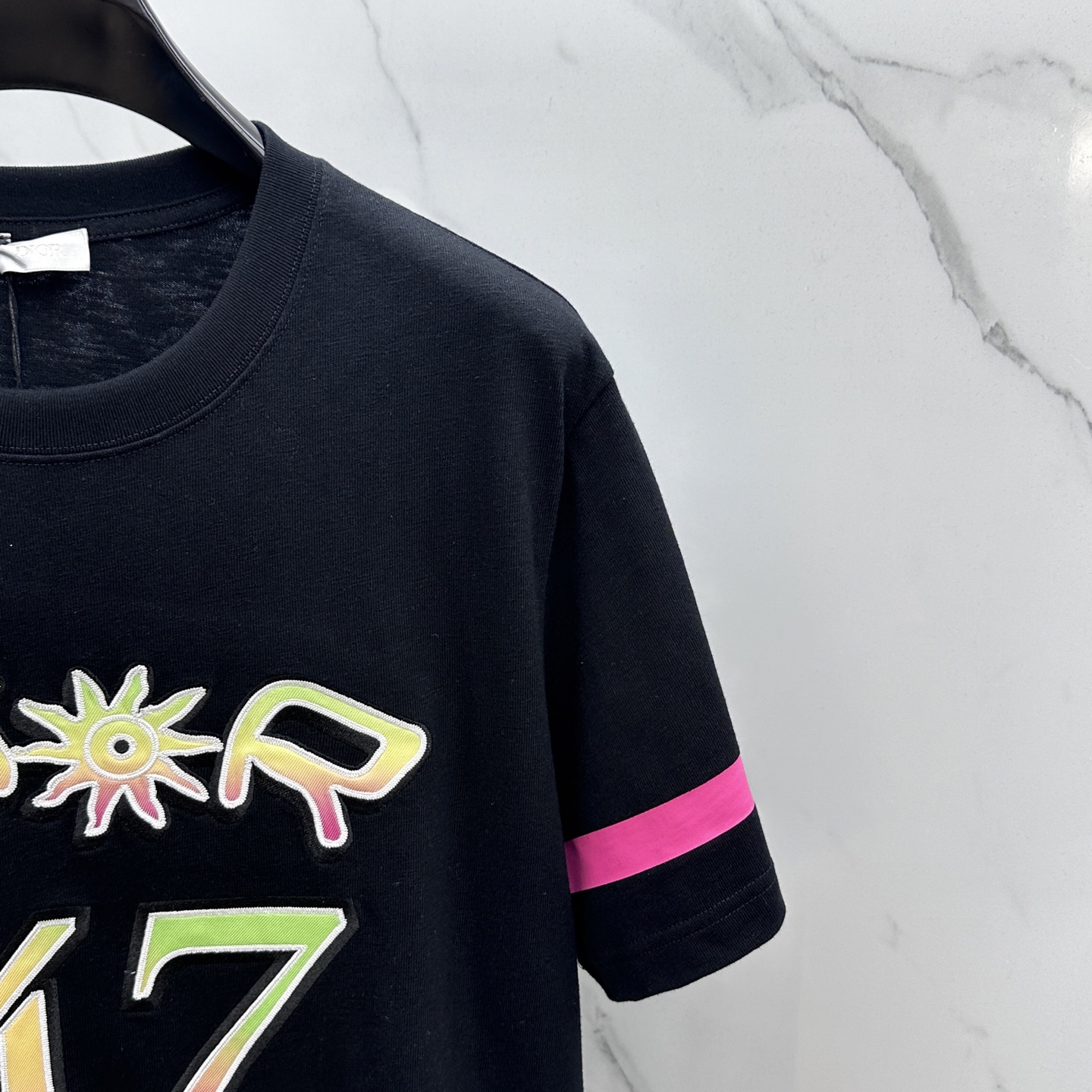  🆕Dior*迪奥 25SS新款宽松版型T 恤 白色棉质竹节平纹针织面料 这款 T 恤是二零二五秋季系列