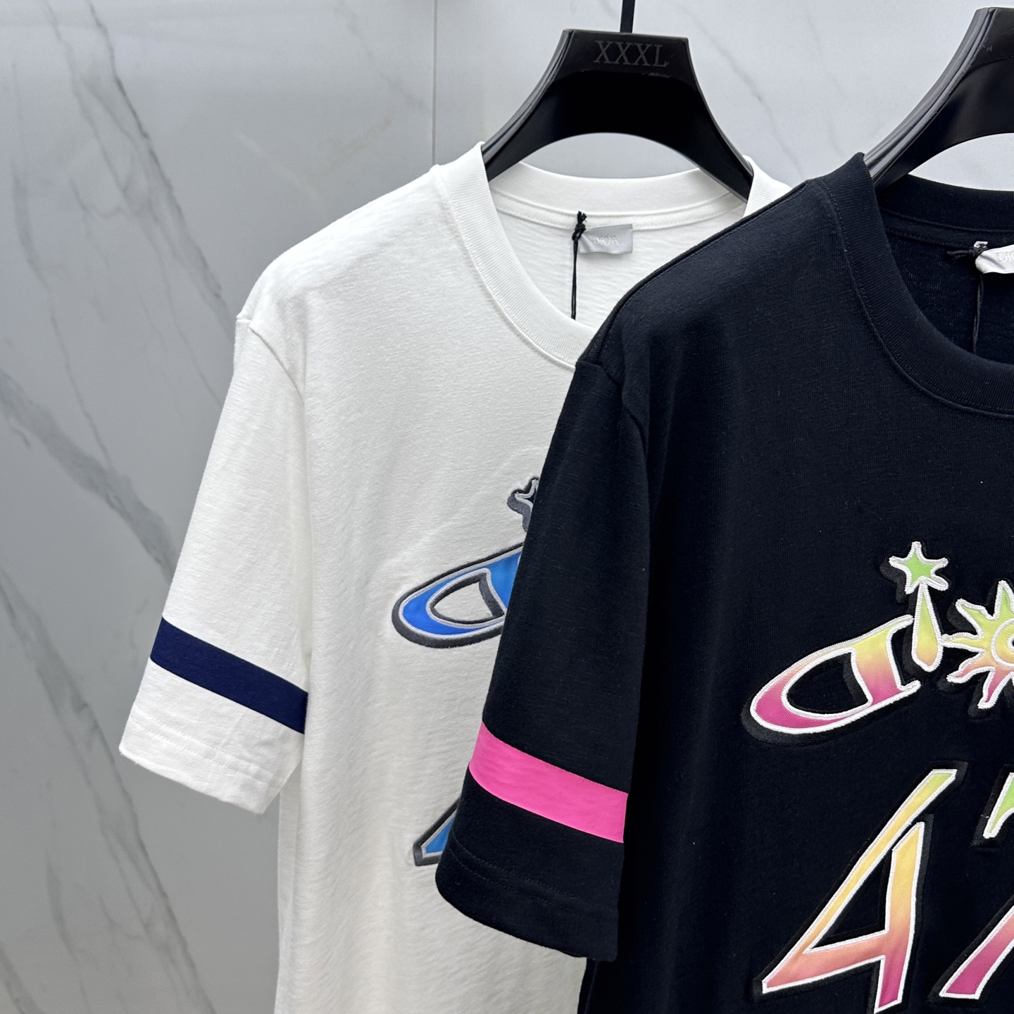  🆕Dior*迪奥 25SS新款宽松版型T 恤 白色棉质竹节平纹针织面料 这款 T 恤是二零二五秋季系列