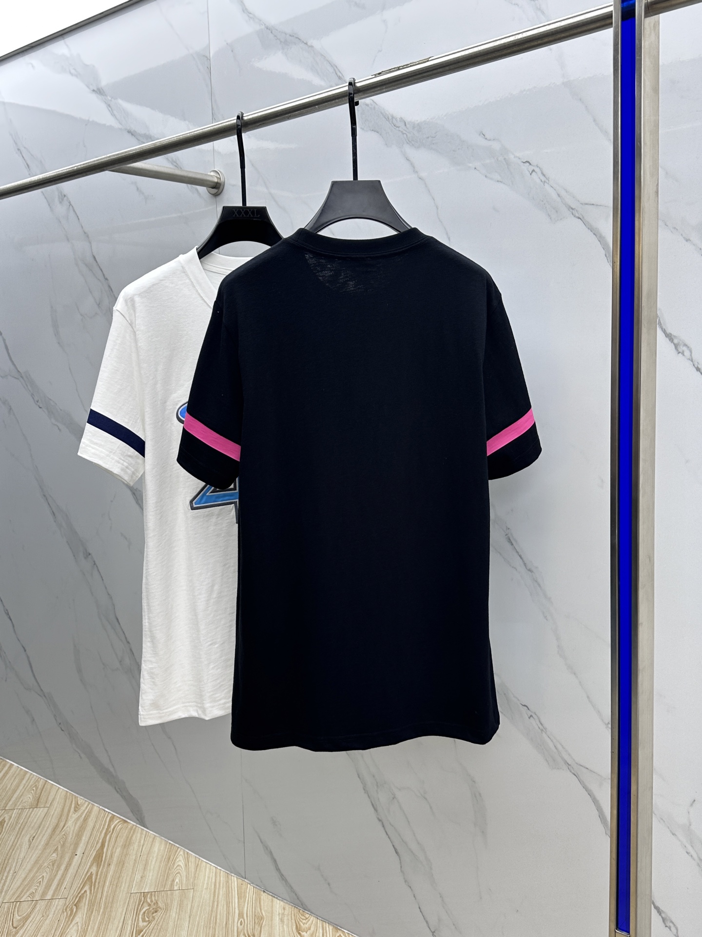  🆕Dior*迪奥 25SS新款宽松版型T 恤 白色棉质竹节平纹针织面料 这款 T 恤是二零二五秋季系列