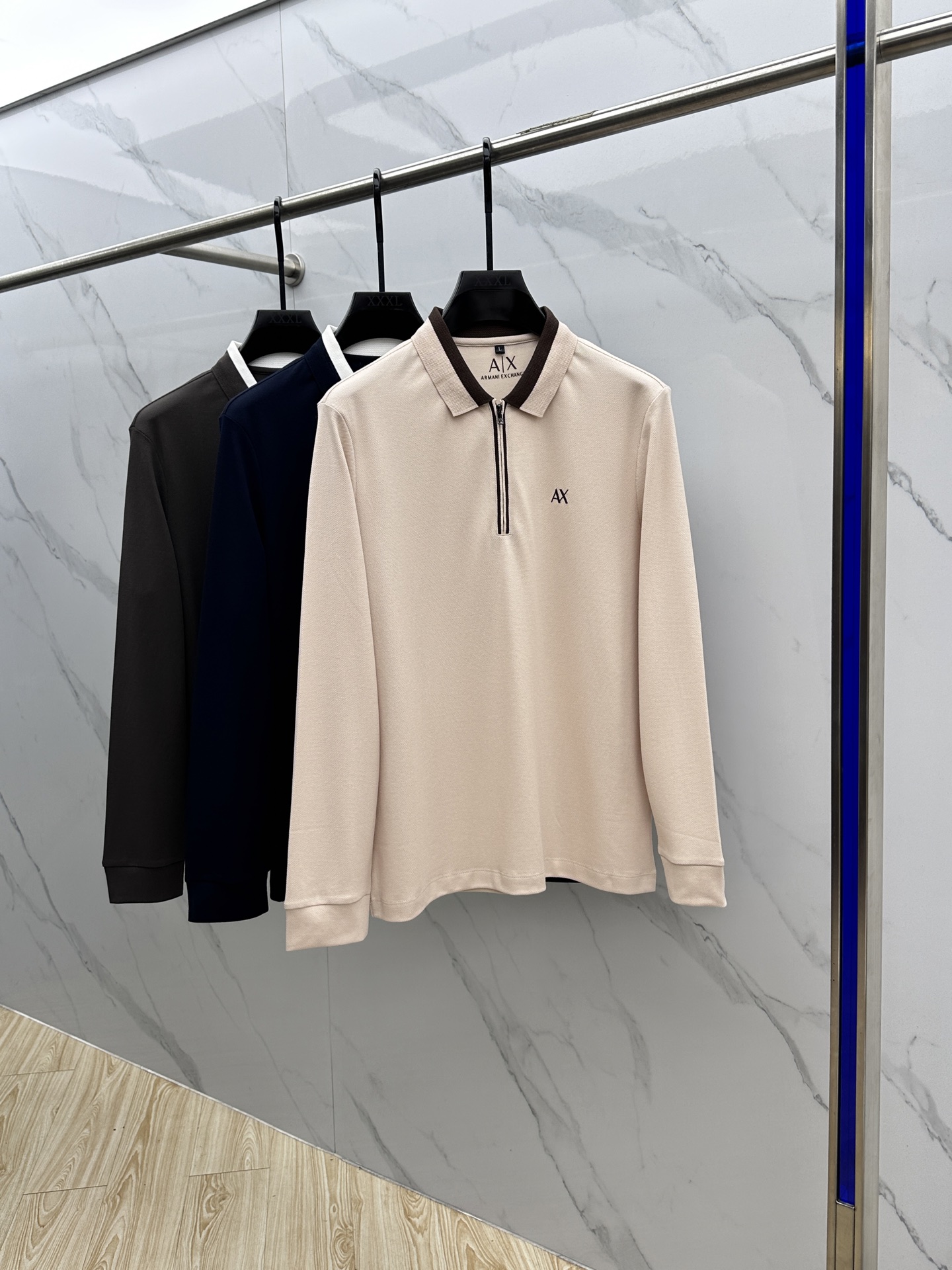 NO:482263,AX* Armani 2025 autumn and winter new men's logo short-sleeved polo shirt, continuing the classic business casual lapel POLO shirt. This Polo shirt is made of mercerized double-sided cotton bead floor fabric, and the timeless design can transcend fashion trends. The classic style, the brand LOGO three-dimensional and unique, making the overall more detailed. The combination style, the fabric is made of cotton beaded material, comfortable, skin-friendly, breathable, and is very practical for commuting and leisure. Highly recommended.nb Size M-3XL,,armani, T-shirt, alexander wang19860909AX*阿玛尼 2025秋冬新款男士标识短袖polo衫,延续经典商务休闲翻领POLO恤.该款Polo衫采用丝光双面棉质珠地面料制成,隽永设计可跨越时尚潮流.经典款型,品牌LOGO立体别致,让整体更具细节感 合体的版型,面料采用全棉珠地料,舒适,亲肤,透气好,平时通勤休闲都很实穿的一款 强烈推荐.nb 尺码M-3XL,,armani,T-shirt,alexander wang,Men's clothing