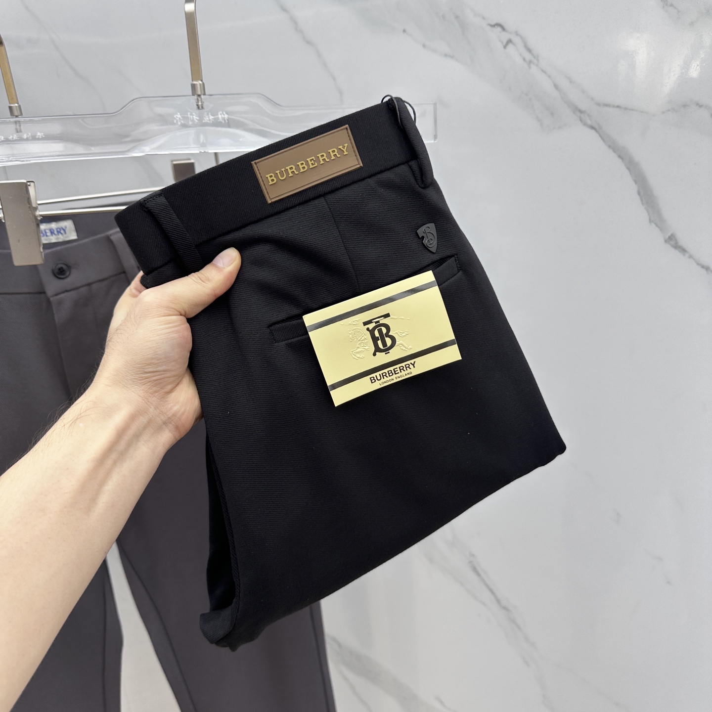 NO:482222,Burberry* Burberry 2025 early autumn new casual pants and trousers, released simultaneously on the official website, trouser body craft design, imported customer-supplied auxiliary materials, fabric customization, and OEM products are free of inspection!  Every detail is the ultimate, the original hardware accessories are trendy and stylish, and they are a must-have item for trendy people!  Original AX production!  Number of codes 29-40 has 35 no 37. 39, burberry, burberry, alexander wang19860909Burberry*巴宝莉 2025早秋新品休闲裤西裤,官网同步发售,裤身工艺设计,进口客供辅料、面料定制,代工厂出品免检！每个细节做到极致,原版五金配件,潮范十足、上身有型帅气,潮人必备单品！ AX原单出品！ 码数29-40有35无37. 39,,burberry,burberry,alexander wang,Men's clothing