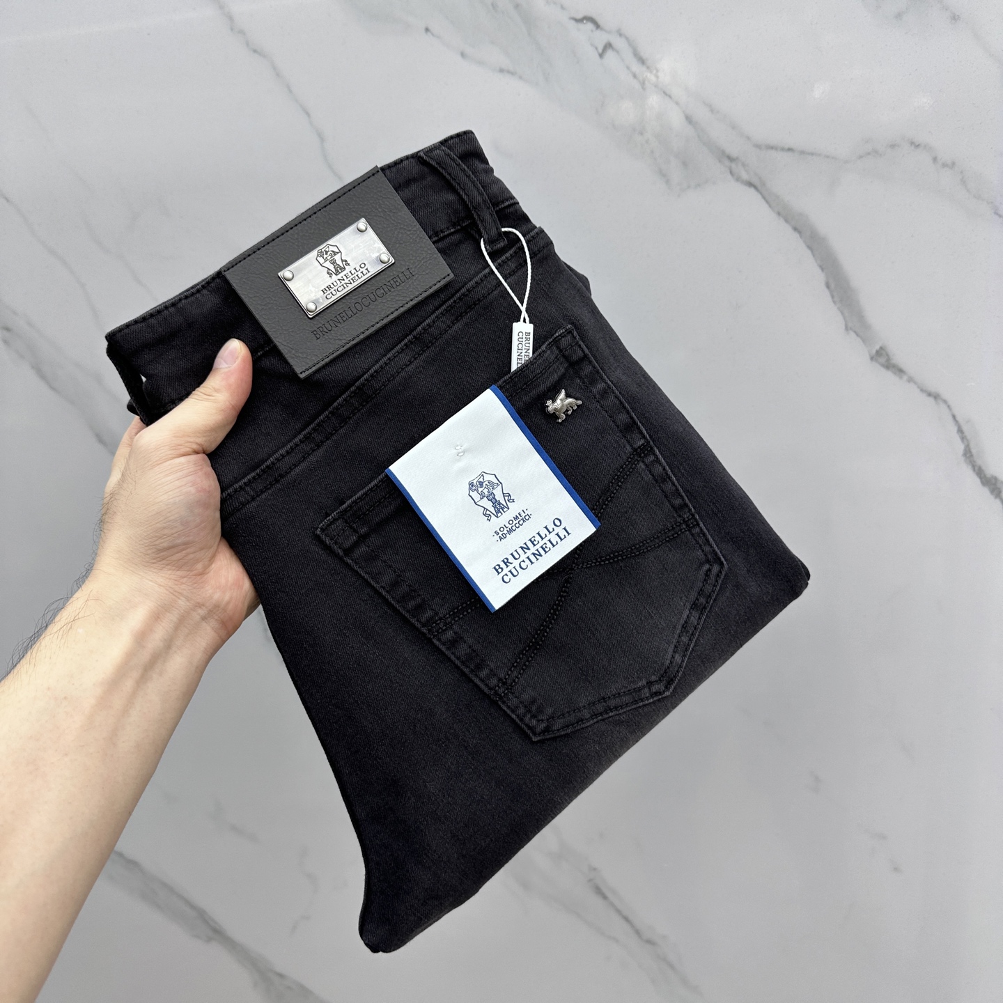 NO:482226,BC high-end customization, the latest jeans in early autumn 2025 are released simultaneously on the counter. Original customization reproduction. Customer-supplied hardware and accessories. Original quality. Imported fixed-color denim fabric. Heavy industry washing. Fine workmanship and excellent upper body!  Selected single products, complete three standards, original AX single product, number 29-38 without 37, jeans, alexander wang19860909BC 高端定制、2025早秋最新款牛仔裤 柜台同步发售 原版定制复刻 客供五金辅料 原单品质 进口固色牛仔面料 重工洗水 做工走线精细 上身绝佳！优选单品 三标齐全 AX原单出品 码数29-38无37,,jeans,alexander wang,Men's clothing