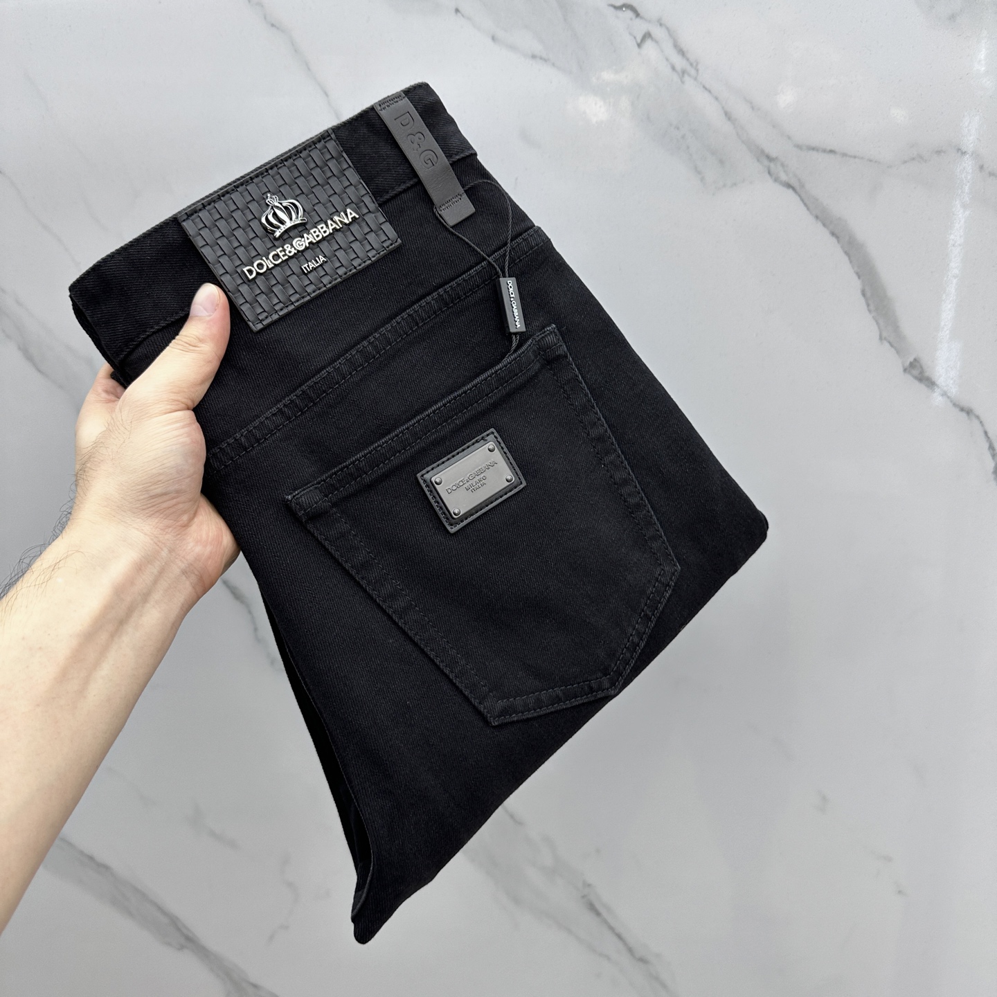 NO:482232,DG*Dougabanna High-end customization, the latest jeans in early autumn 2025 are released simultaneously on the counter. Original custom reproduction. Customer-supplied hardware and accessories. Original quality. Imported fixed-color denim fabric. Heavy industry washing. Fine workmanship and excellent upper body!  Selected single products, complete three standards, original AX single product, number 29-38 without 37, Dolce & Gabbana, jeans, alexander wang19860909DG*杜嘉班纳 高端定制、2025早秋最新款牛仔裤 柜台同步发售 原版定制复刻 客供五金辅料 原单品质 进口固色牛仔面料 重工洗水 做工走线精细 上身绝佳！优选单品 三标齐全 AX原单出品 码数29-38无37,,Dolce&Gabbana,jeans,alexander wang,Men's clothing