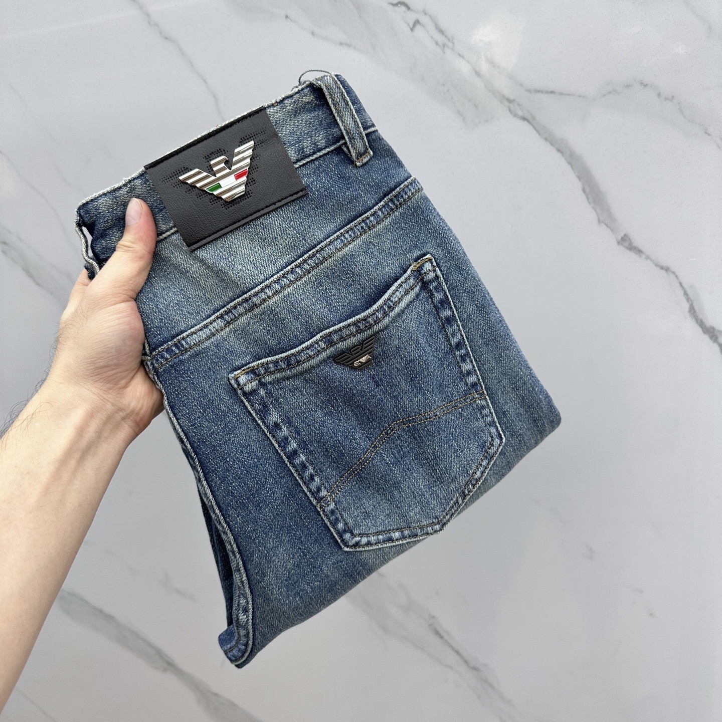 NO:482238,Amani* Armani High-end customization, the latest jeans in early autumn 2025 are released simultaneously on the counter. Original custom reproduction. Customer-supplied hardware and accessories. Original quality. Imported fixed-color denim fabric. Heavy industry washing. Fine workmanship and excellent upper body!  Selected single products, complete three standards, original AX single product, number 29-38 without 37,,armani,jeans,alexander wang19860909Amani*阿玛尼 高端定制、2025早秋最新款牛仔裤 柜台同步发售 原版定制复刻 客供五金辅料 原单品质 进口固色牛仔面料 重工洗水 做工走线精细 上身绝佳！优选单品 三标齐全 AX原单出品 码数29-38无37,,armani,jeans,alexander wang,Men's clothing