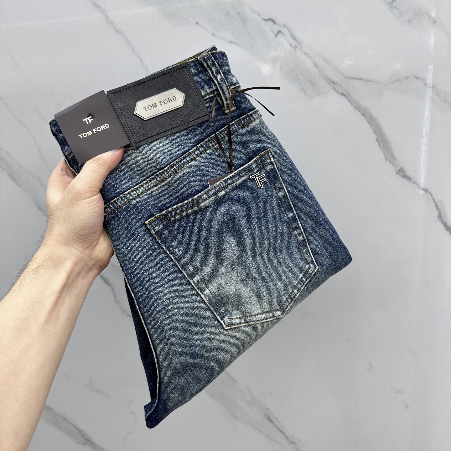 NO:482250,TOM FORD High-end customization, the latest jeans in early autumn 2025 are released simultaneously on the counter. Original customization reproduction. Customer-supplied hardware and accessories. Original quality. Imported fixed-color denim fabric. Heavy industry washing. Fine workmanship and excellent upper body!  Selected single products, complete three standards, original AX single product, number 29-38 without 37,,tom ford,jeans,alexander wang19860909TOM FORD 高端定制、2025早秋最新款牛仔裤 柜台同步发售 原版定制复刻 客供五金辅料 原单品质 进口固色牛仔面料 重工洗水 做工走线精细 上身绝佳！优选单品 三标齐全 AX原单出品 码数29-38无37,,tom ford,jeans,alexander wang,Men's clothing