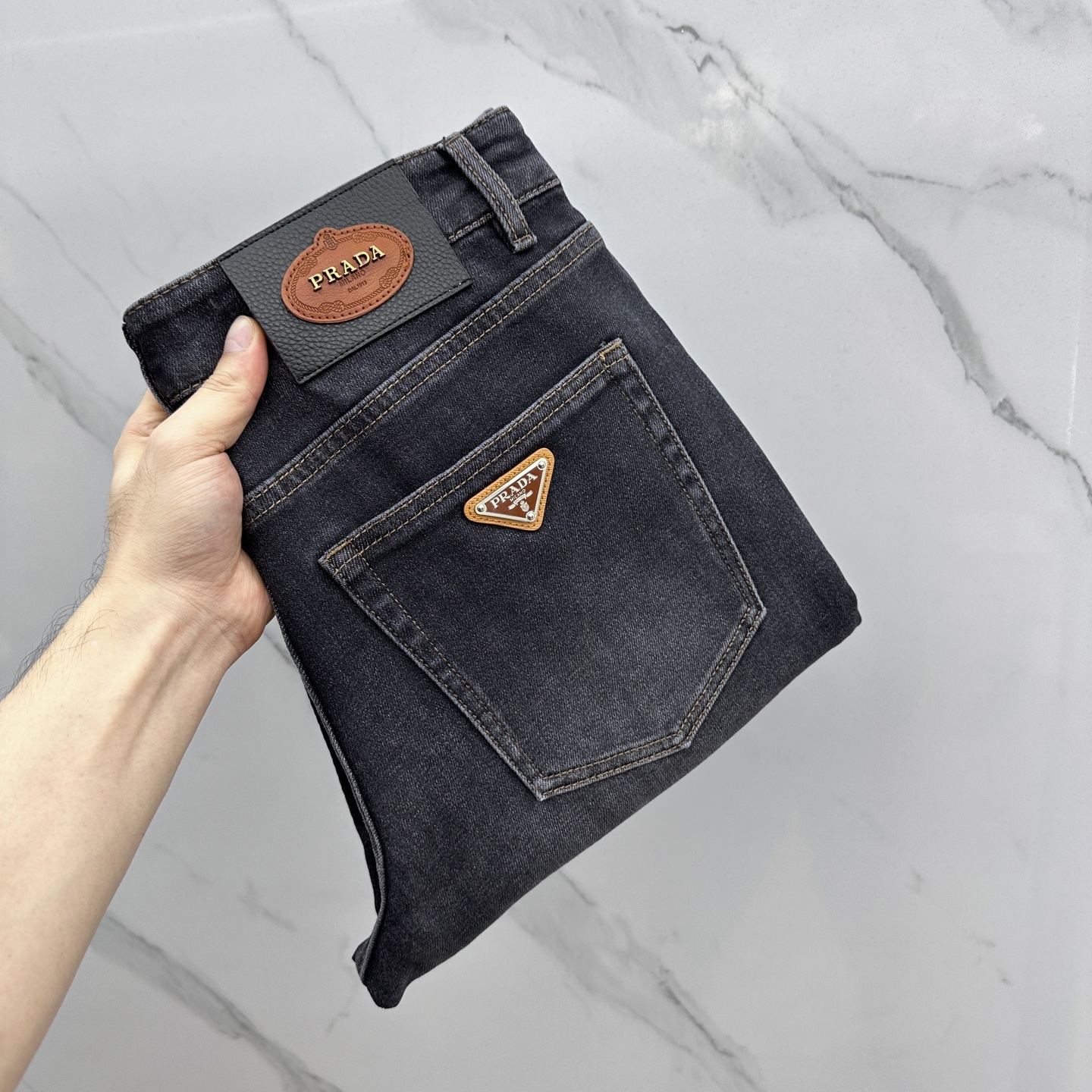 NO:482255,Prad*Prada High-end customization, the latest jeans in early autumn 2025 are released simultaneously on the counter. Original custom reproduction. Customer-supplied hardware and accessories. Original quality. Imported fixed-color denim fabric. Heavy industry washing. Fine workmanship and excellent upper body!  Selected single products, complete three standards, original AX single product, number 29-38 without 37,,prada,prada,jeans,alexander wang19860909Prad*普拉达 高端定制、2025早秋最新款牛仔裤 柜台同步发售 原版定制复刻 客供五金辅料 原单品质 进口固色牛仔面料 重工洗水 做工走线精细 上身绝佳！优选单品 三标齐全 AX原单出品 码数29-38无37,,prada,prada,jeans,alexander wang,Men's clothing