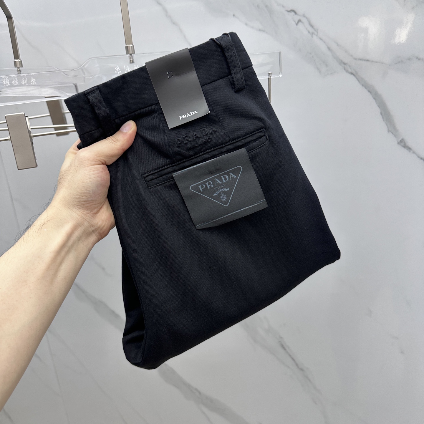 NO:520432,Prad*Prada 2025 early autumn new casual pants and trousers, released simultaneously on the official website, trouser body craft design, imported customer-supplied auxiliary materials, fabric customization, and OEM products are free of inspection!  Every detail is the ultimate, the original hardware accessories are trendy and stylish, and they are a must-have item for trendy people!  Original AX production!  Number of codes 29-40 has 35 no 37. 39, prada, prada, alexander wang19860909Prad*普拉达 2025早秋新品休闲裤西裤,官网同步发售,裤身工艺设计,进口客供辅料、面料定制,代工厂出品免检！每个细节做到极致,原版五金配件,潮范十足、上身有型帅气,潮人必备单品！ AX原单出品！ 码数29-40有35无37. 39,,prada,prada,alexander wang,Men's clothing