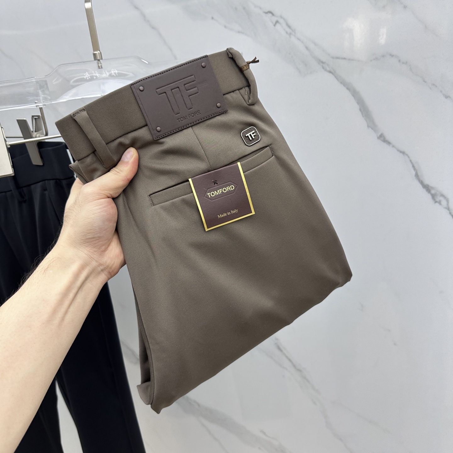 NO:570070,TOM FORD 2025 early autumn new casual trousers and trousers, available simultaneously on the official website, trousers body craftsmanship design, imported customer-supplied accessories, fabric customization, OEM products are exempted from inspection!  Every detail is done to the extreme, original hardware accessories, full of fashion, stylish and handsome upper body, a must-have item for fashionistas!  Original product from AX!  Code number 29-40, 35, no 37. 39,,tom ford,alexander wang19860909TOM FORD 2025早秋新品休闲裤西裤,官网同步发售,裤身工艺设计,进口客供辅料、面料定制,代工厂出品免检！每个细节做到极致,原版五金配件,潮范十足、上身有型帅气,潮人必备单品！ AX原单出品！ 码数29-40有35无37. 39,,tom ford,alexander wang,Men's clothing