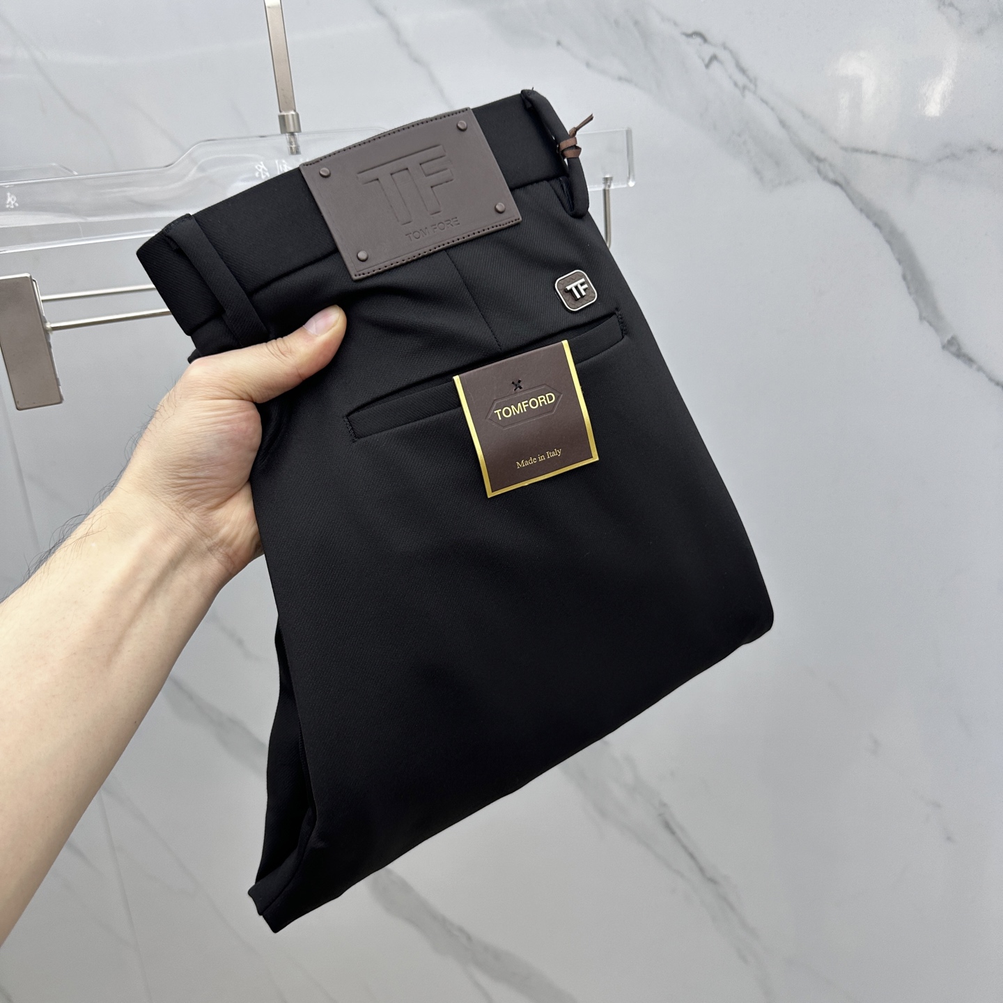 NO:520435,TOM FORD 2025 early autumn new casual pants and trousers, released simultaneously on the official website, trouser body craft design, imported customer-supplied auxiliary materials, fabric customization, and OEM products are free of inspection!  Every detail is the ultimate, the original hardware accessories are trendy and stylish, and they are a must-have item for trendy people!  Original AX production!  Number of codes 29-40 has 35 no 37. 39,,tom ford,alexander wang19860909TOM FORD 2025早秋新品休闲裤西裤,官网同步发售,裤身工艺设计,进口客供辅料、面料定制,代工厂出品免检！每个细节做到极致,原版五金配件,潮范十足、上身有型帅气,潮人必备单品！ AX原单出品！ 码数29-40有35无37. 39,,tom ford,alexander wang,Men's clothing