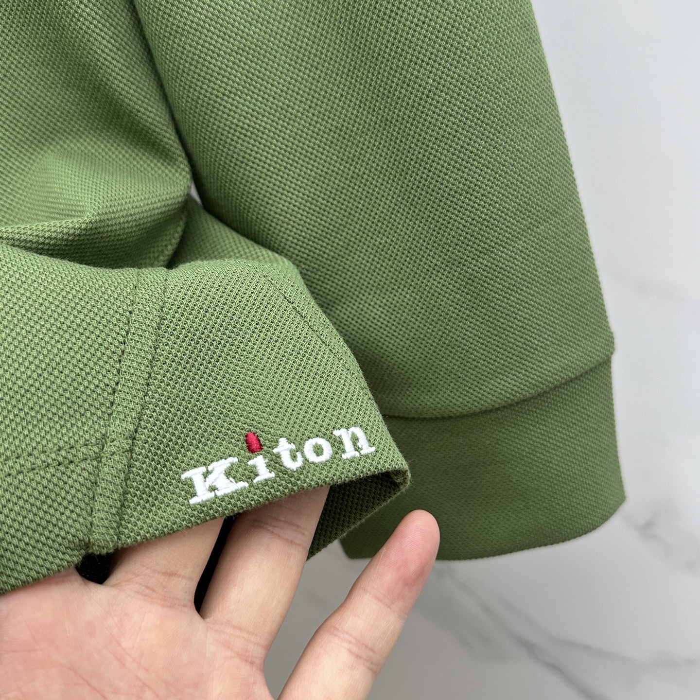 🆕Kiton 2025秋冬新款男士标识短袖Polo衫，延续经典商务休闲翻领POLO恤.该款Polo衫采用