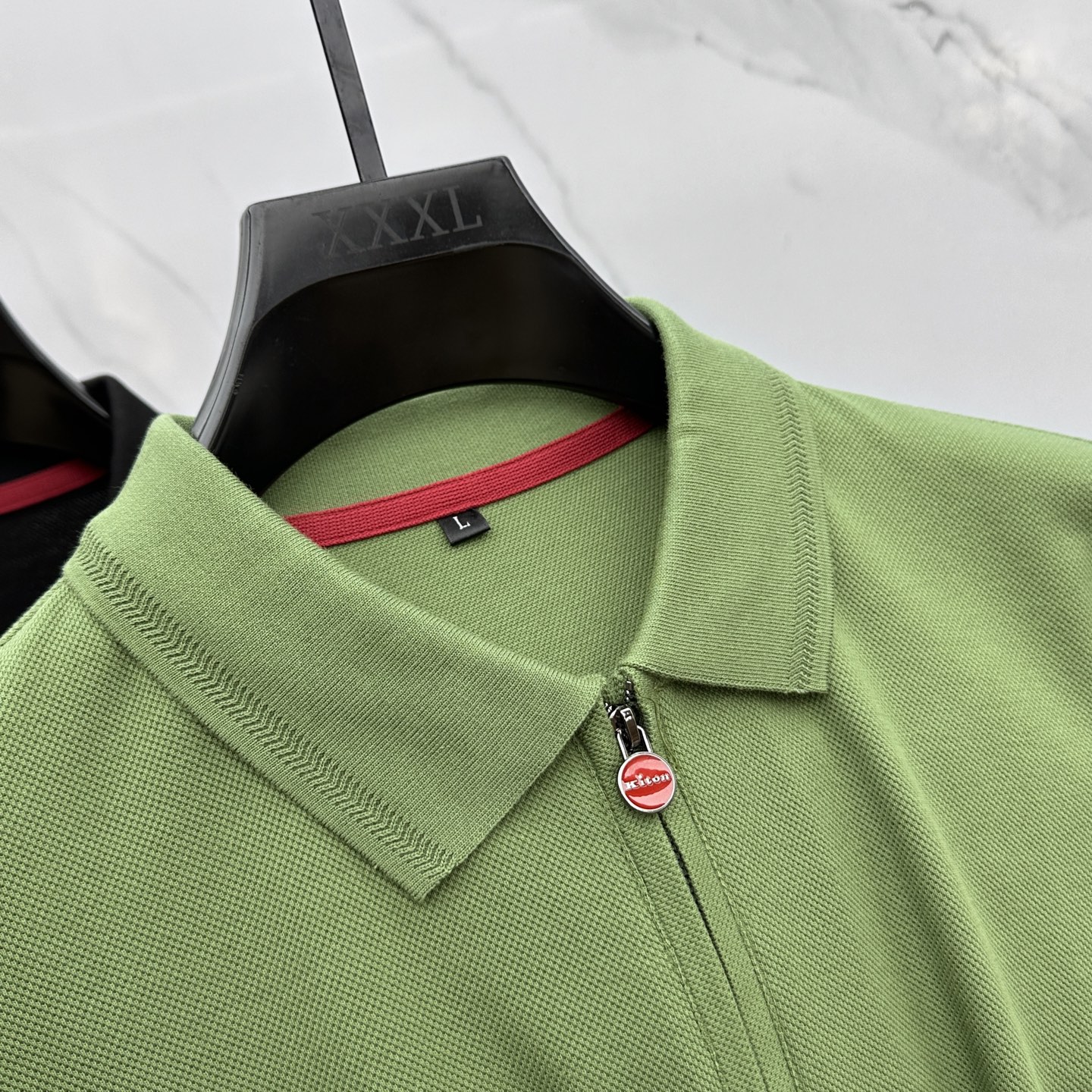 🆕Kiton 2025秋冬新款男士标识短袖Polo衫，延续经典商务休闲翻领POLO恤.该款Polo衫采用