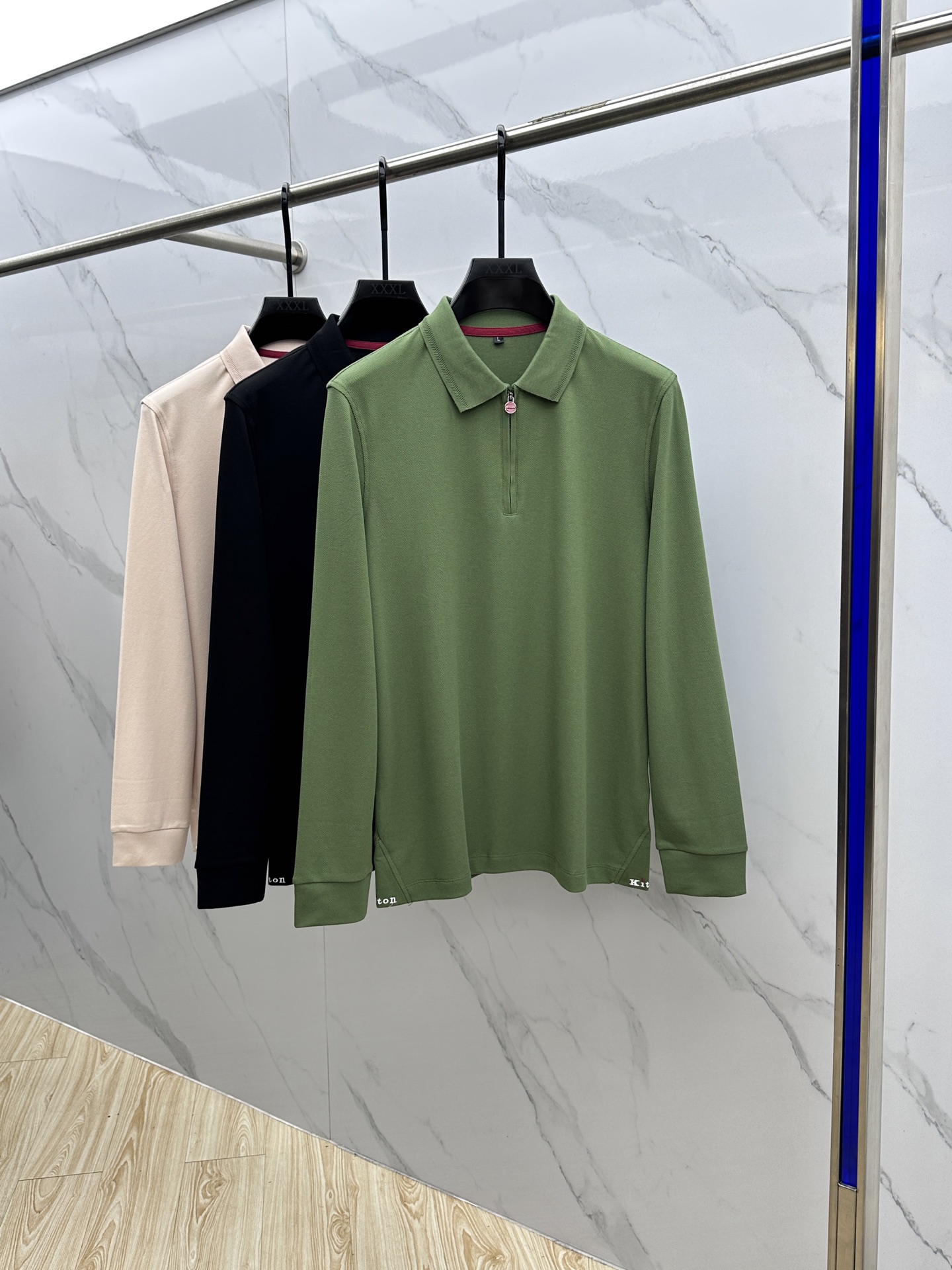 🆕Kiton 2025秋冬新款男士标识短袖Polo衫，延续经典商务休闲翻领POLO恤.该款Polo衫采用