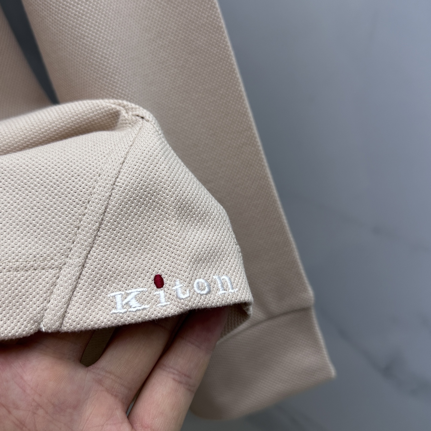 🆕Kiton 2025秋冬新款男士标识短袖Polo衫，延续经典商务休闲翻领POLO恤.该款Polo衫采用