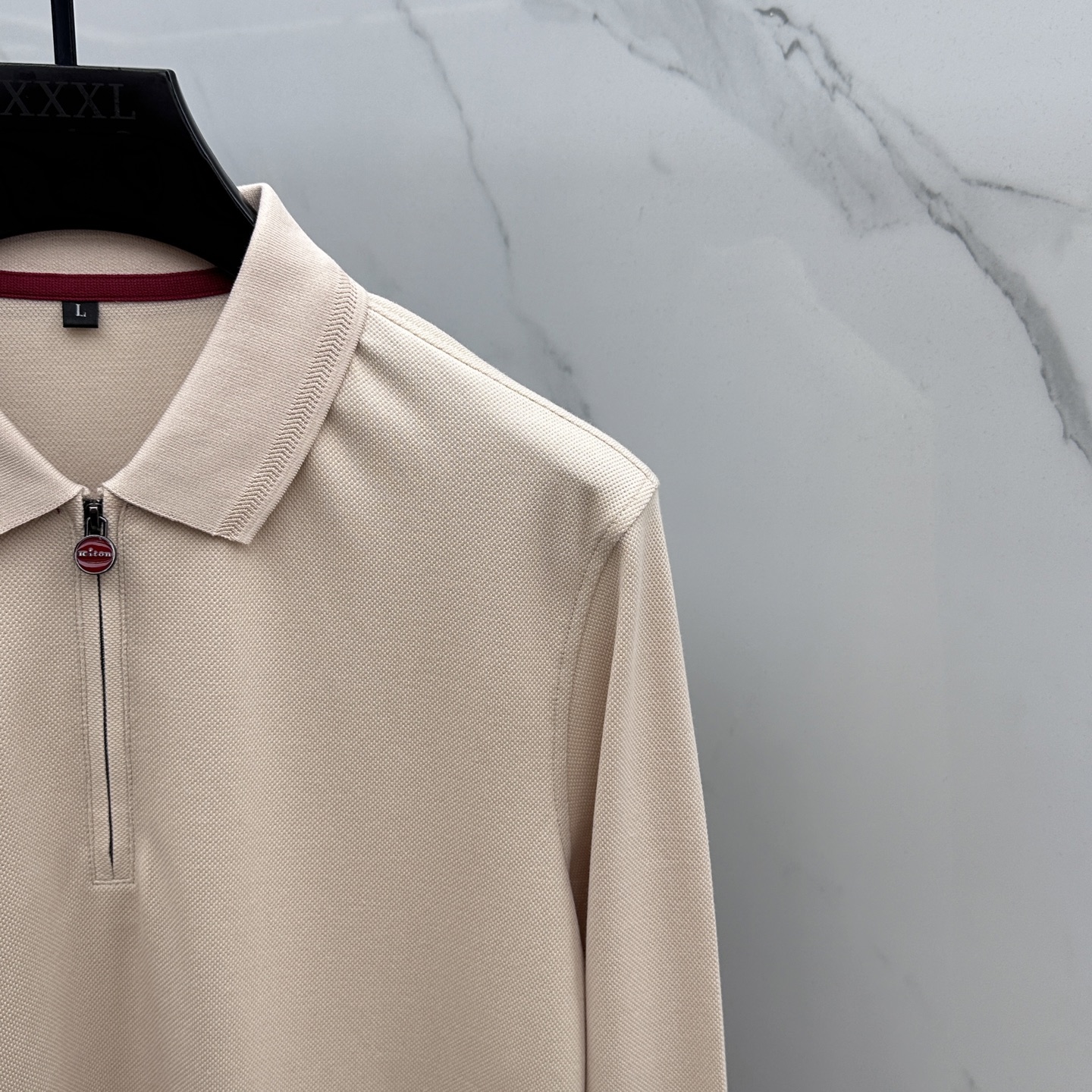 🆕Kiton 2025秋冬新款男士标识短袖Polo衫，延续经典商务休闲翻领POLO恤.该款Polo衫采用