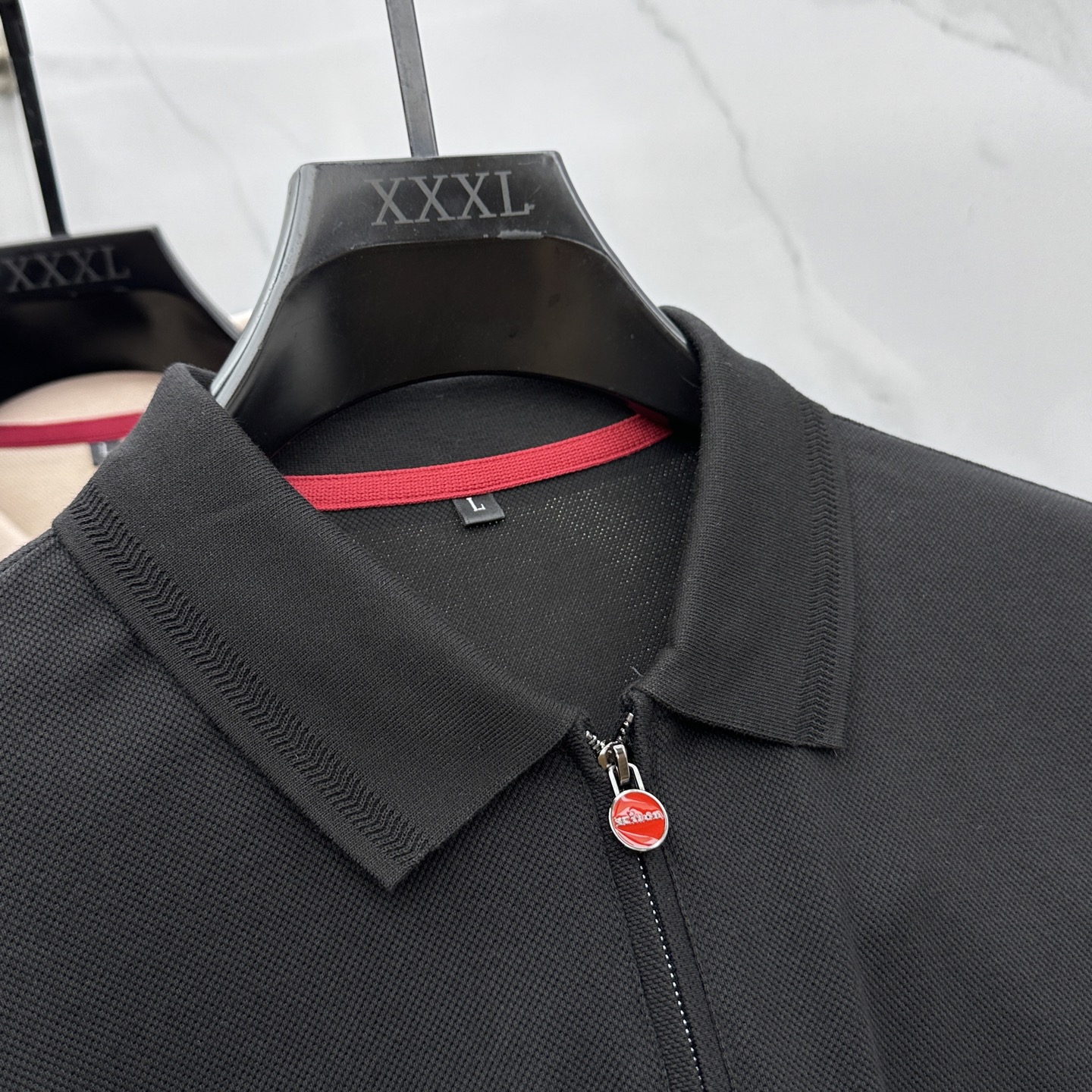 🆕Kiton 2025秋冬新款男士标识短袖Polo衫，延续经典商务休闲翻领POLO恤.该款Polo衫采用