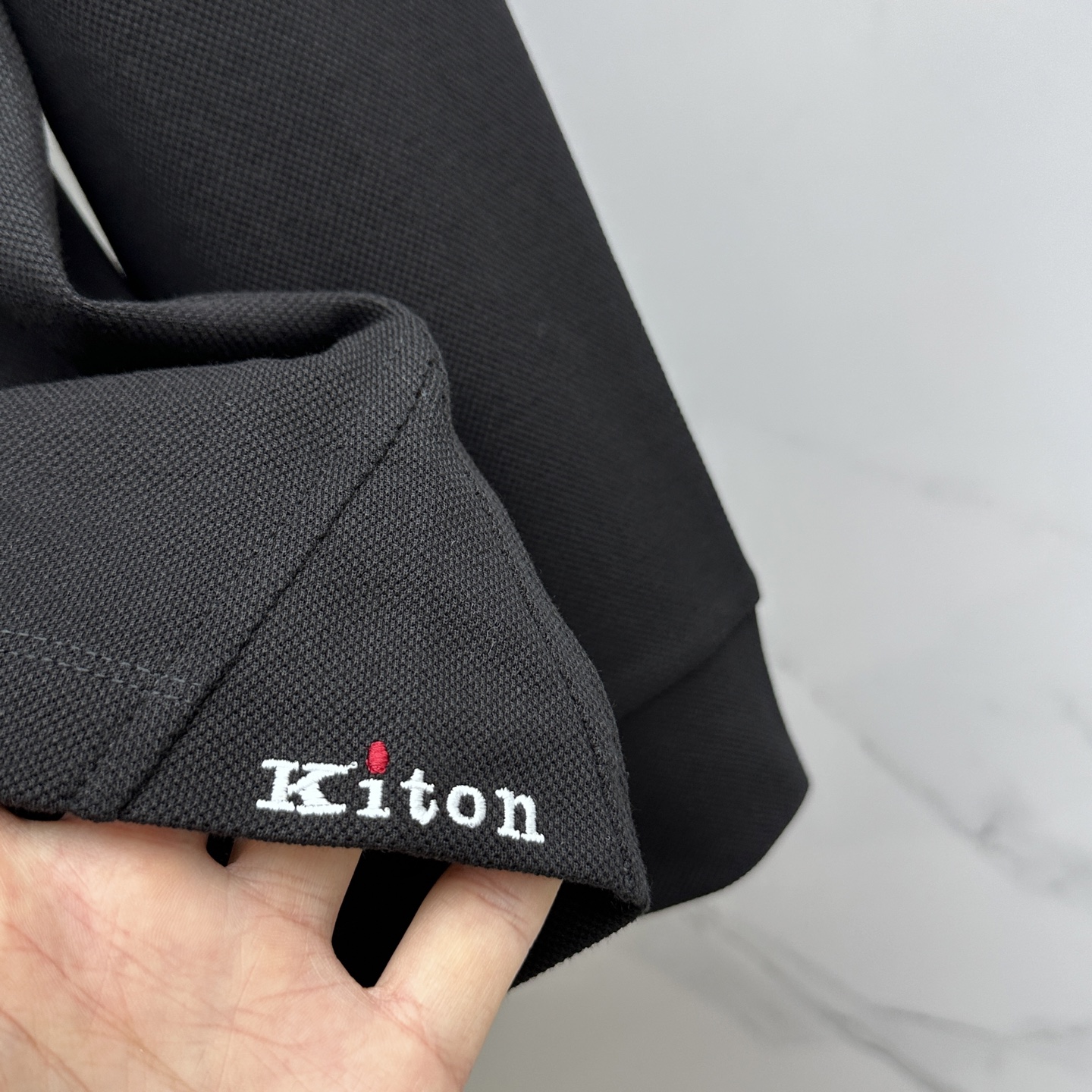 🆕Kiton 2025秋冬新款男士标识短袖Polo衫，延续经典商务休闲翻领POLO恤.该款Polo衫采用