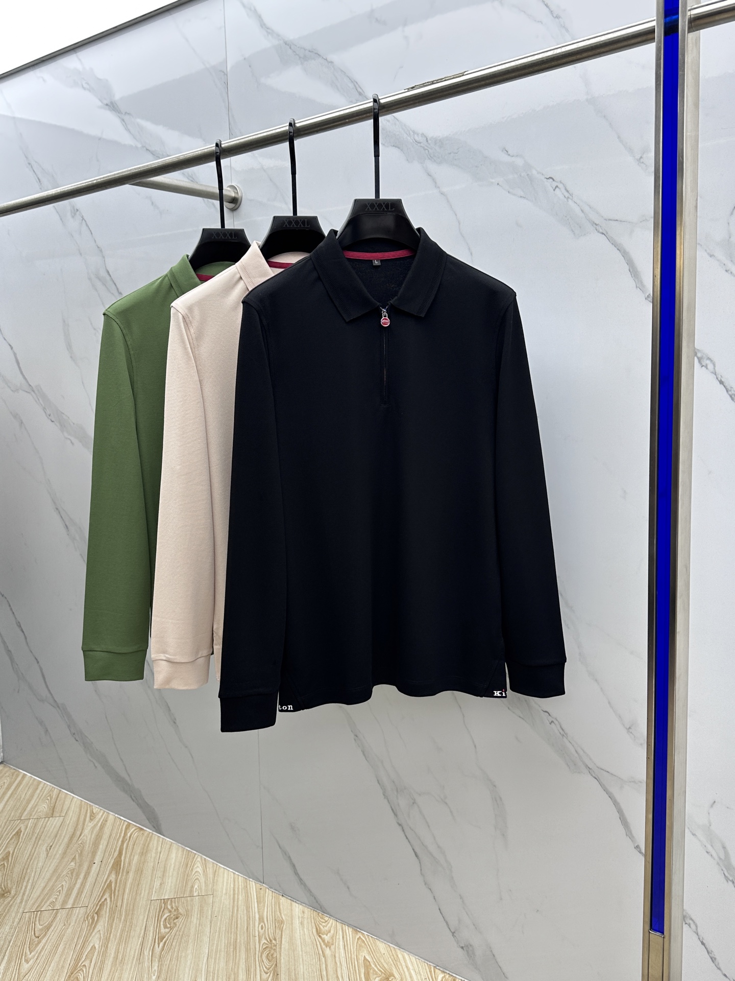 🆕Kiton 2025秋冬新款男士标识短袖Polo衫，延续经典商务休闲翻领POLO恤.该款Polo衫采用
