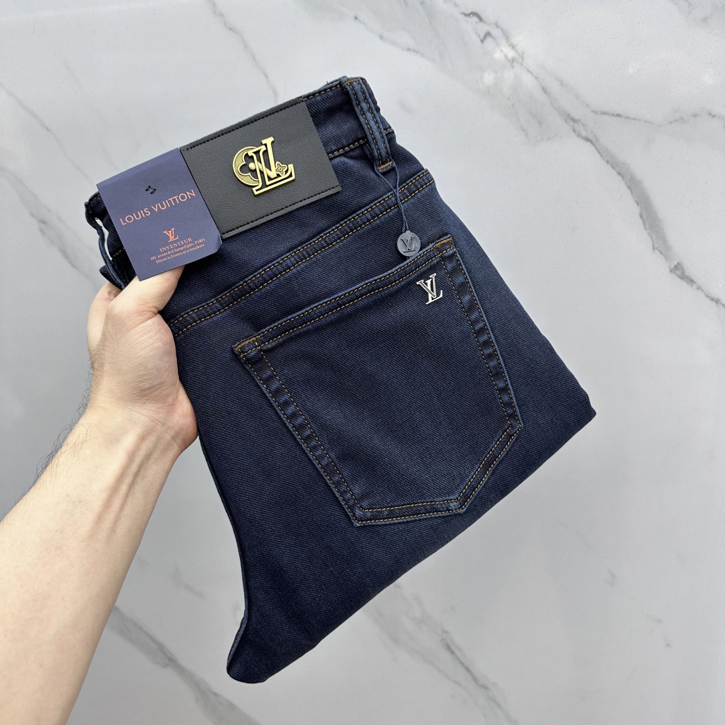 NO:522767,1V* Louis Vuitton, high-end customization, the latest jeans in early autumn 2025, are released simultaneously on the counter, original custom reproduction, customer-supplied hardware and accessories, original quality, imported fixed-color denim fabric, heavy-industrial washing, fine workmanship and excellent upper body!  Selected single products, complete three standards, original AX single product, number 29-38 without 37,,louis vuitton,jeans,alexander wang198609091V*路易威登 高端定制、2025早秋最新款牛仔裤 柜台同步发售 原版定制复刻 客供五金辅料 原单品质 进口固色牛仔面料 重工洗水 做工走线精细 上身绝佳！优选单品 三标齐全 AX原单出品 码数29-38无37,,louis vuitton,jeans,alexander wang,Men's clothing