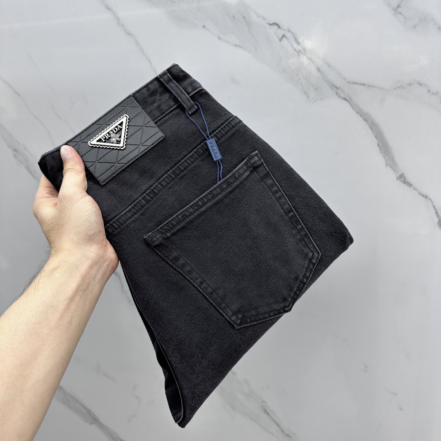 NO:522770,Prad*Prada High-end customization, the latest jeans in early autumn 2025 are released simultaneously on the counter. Original custom reproduction. Customer-supplied hardware and accessories. Original quality. Imported fixed-color denim fabric. Heavy industry washing. Fine workmanship and excellent upper body!  Selected single products, complete three standards, original AX single product, number 29-38 without 37,,prada,prada,jeans,alexander wang19860909Prad*普拉达 高端定制、2025早秋最新款牛仔裤 柜台同步发售 原版定制复刻 客供五金辅料 原单品质 进口固色牛仔面料 重工洗水 做工走线精细 上身绝佳！优选单品 三标齐全 AX原单出品 码数29-38无37,,prada,prada,jeans,alexander wang,Men's clothing