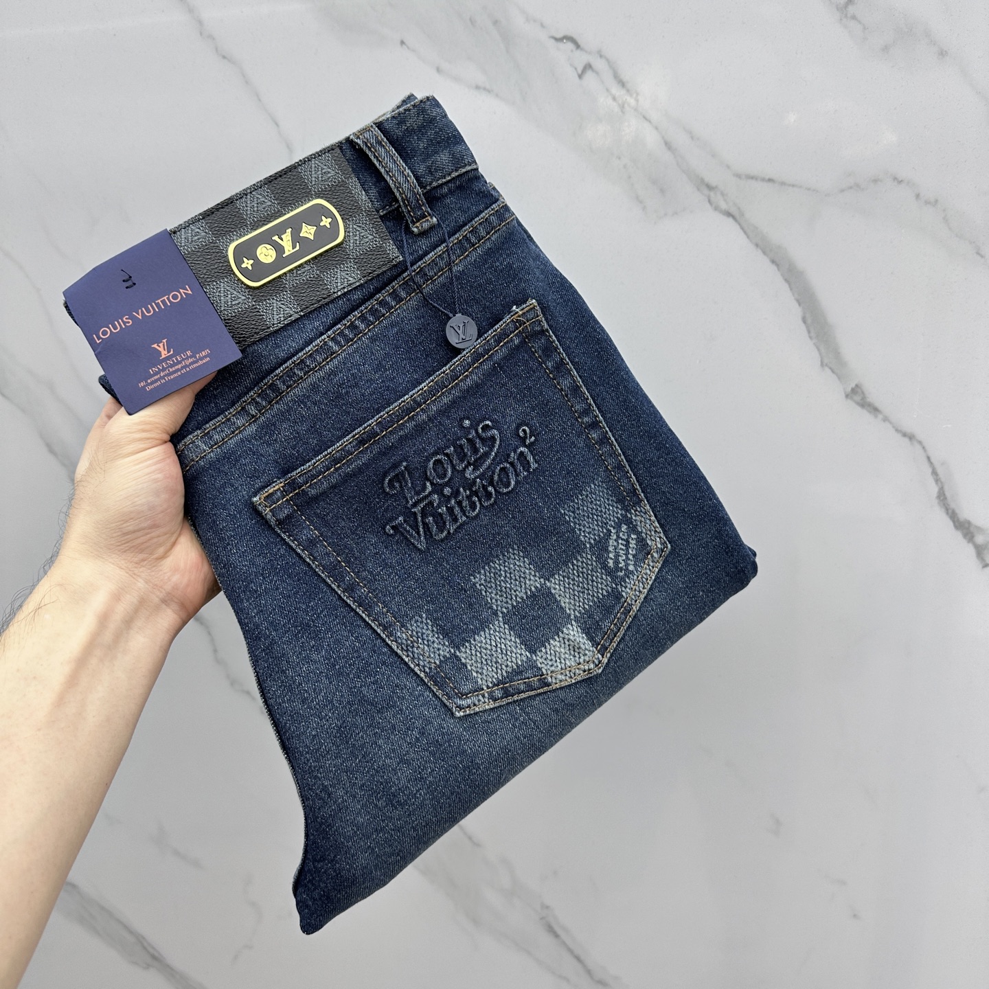 NO:522773,1V* Louis Vuitton, high-end customization, the latest jeans in early autumn 2025, are released simultaneously on the counter, original custom reproduction, customer-supplied hardware and accessories, original quality, imported fixed-color denim fabric, heavy-industrial washing, fine workmanship and excellent upper body!  Selected single products, complete three standards, original AX single product, number 29-38 without 37,,louis vuitton,jeans,alexander wang198609091V*路易威登 高端定制、2025早秋最新款牛仔裤 柜台同步发售 原版定制复刻 客供五金辅料 原单品质 进口固色牛仔面料 重工洗水 做工走线精细 上身绝佳！优选单品 三标齐全 AX原单出品 码数29-38无37,,louis vuitton,jeans,alexander wang,Men's clothing