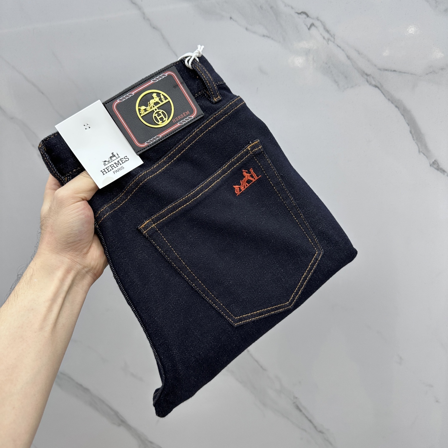 NO:522776,Hermes* Hermes High-end customization, the latest jeans in early autumn 2025 are released simultaneously on the counter. Original custom reproduction. Customer-supplied hardware and accessories. Original quality. Imported fixed-color denim fabric. Heavy industry washing. Fine workmanship and excellent upper body!  Selected single products, complete three standards, original AX single product, number 29-38 without 37,,hermes,hermes,jeans,alexander wang19860909Hermes*爱马仕 高端定制、2025早秋最新款牛仔裤 柜台同步发售 原版定制复刻 客供五金辅料 原单品质 进口固色牛仔面料 重工洗水 做工走线精细 上身绝佳！优选单品 三标齐全 AX原单出品 码数29-38无37,,hermes,hermes,jeans,alexander wang,Men's clothing