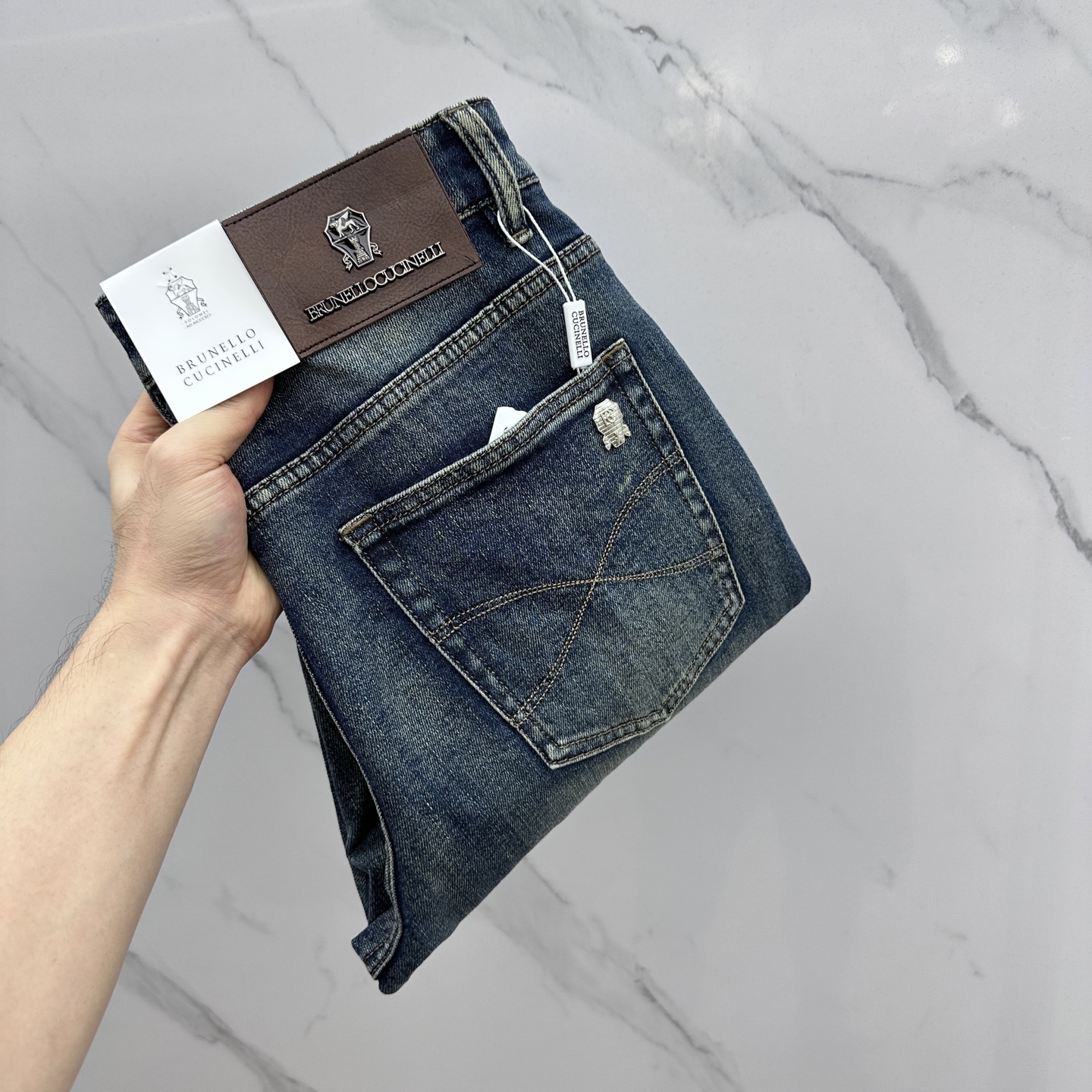 NO:522779,BC high-end customization, the latest jeans in early autumn 2025 are released simultaneously on the counter. Original customization reproduction. Customer-supplied hardware and accessories. Original quality. Imported fixed-color denim fabric. Heavy industry washing. Fine workmanship and excellent upper body!  Selected single products, complete three standards, original AX single product, number 29-38 without 37, jeans, alexander wang19860909BC 高端定制、2025早秋最新款牛仔裤 柜台同步发售 原版定制复刻 客供五金辅料 原单品质 进口固色牛仔面料 重工洗水 做工走线精细 上身绝佳！优选单品 三标齐全 AX原单出品 码数29-38无37,,jeans,alexander wang,Men's clothing