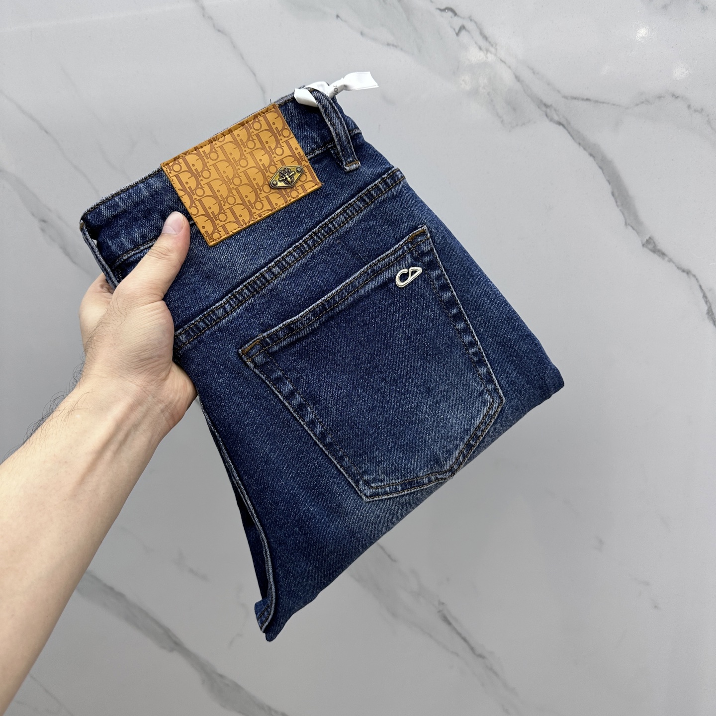 NO:522782,Dior*Dior High-end customization, the latest jeans in early autumn 2025 are released simultaneously on the counter. Original custom reproduction. Customer-supplied hardware and accessories. Original quality. Imported fixed-color denim fabric. Heavy industry washing. Fine workmanship and excellent upper body!  Selected single products, complete three standards, original AX single product, number 29-38 without 37,,dior,dior,jeans,alexander wang19860909Dior*迪奥 高端定制、2025早秋最新款牛仔裤 柜台同步发售 原版定制复刻 客供五金辅料 原单品质 进口固色牛仔面料 重工洗水 做工走线精细 上身绝佳！优选单品 三标齐全 AX原单出品 码数29-38无37,,dior,dior,jeans,alexander wang,Men's clothing