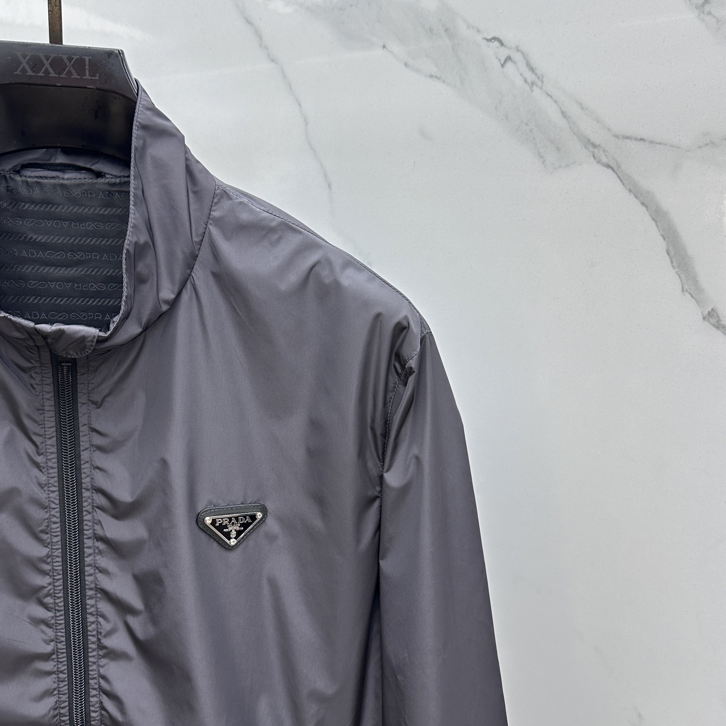 。 🆕Prad*普拉达 2025ss秋冬新款P家立领夹克。经典设计感与颜值爆棚的外套，品质更是无法挑剔品