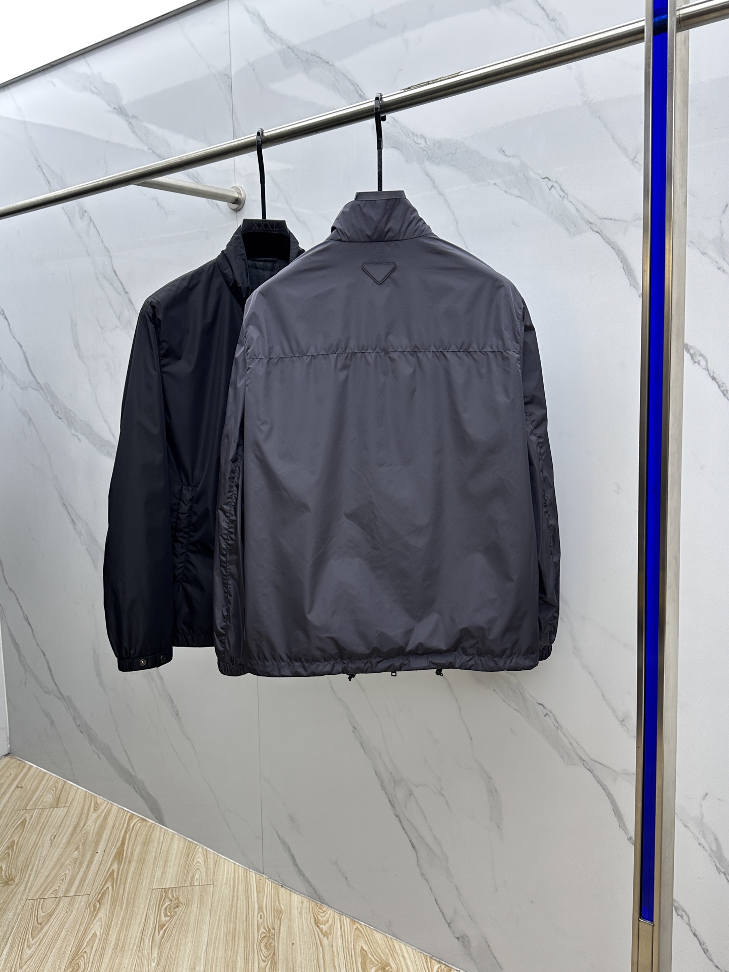 。 🆕Prad*普拉达 2025ss秋冬新款P家立领夹克。经典设计感与颜值爆棚的外套，品质更是无法挑剔品