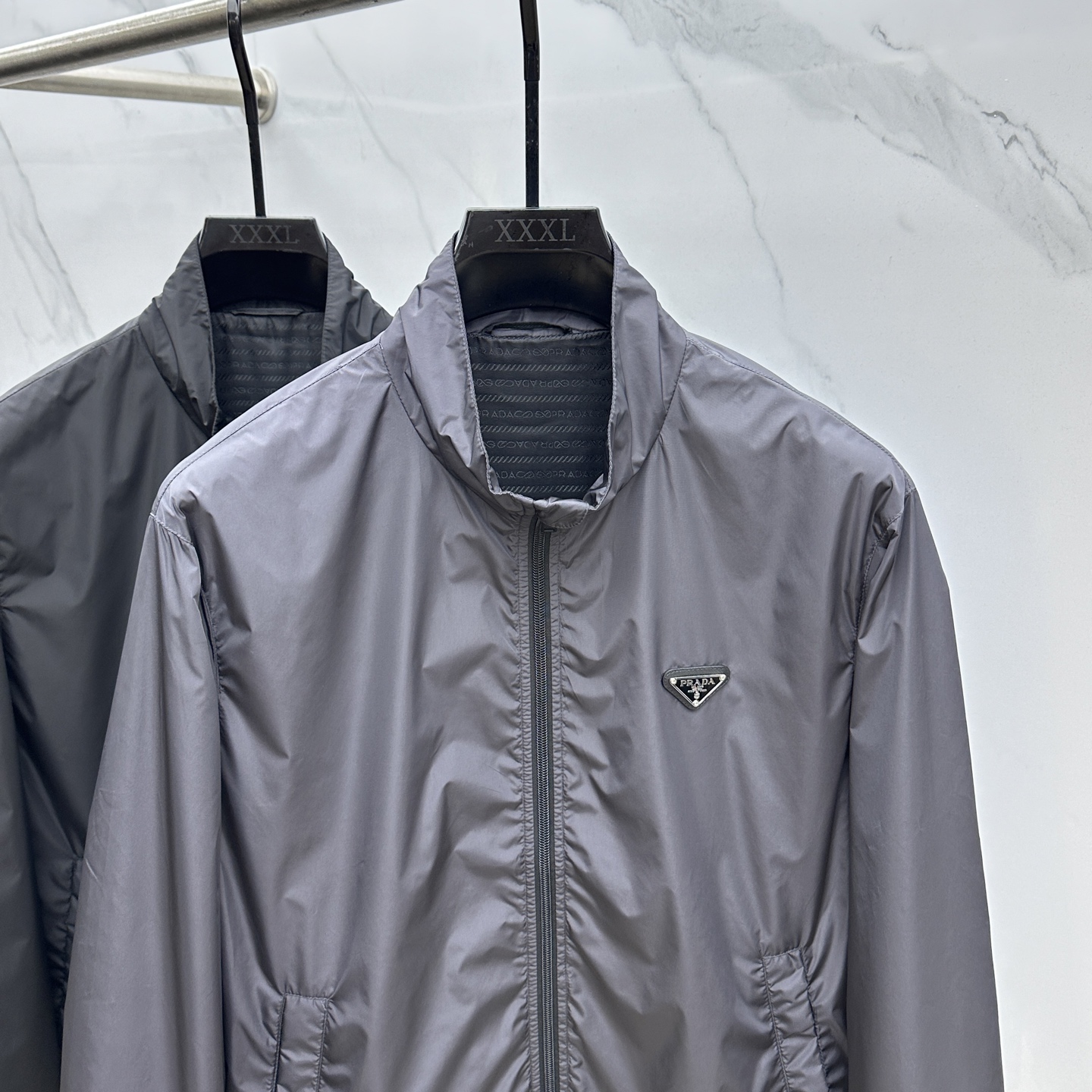 。 🆕Prad*普拉达 2025ss秋冬新款P家立领夹克。经典设计感与颜值爆棚的外套，品质更是无法挑剔品