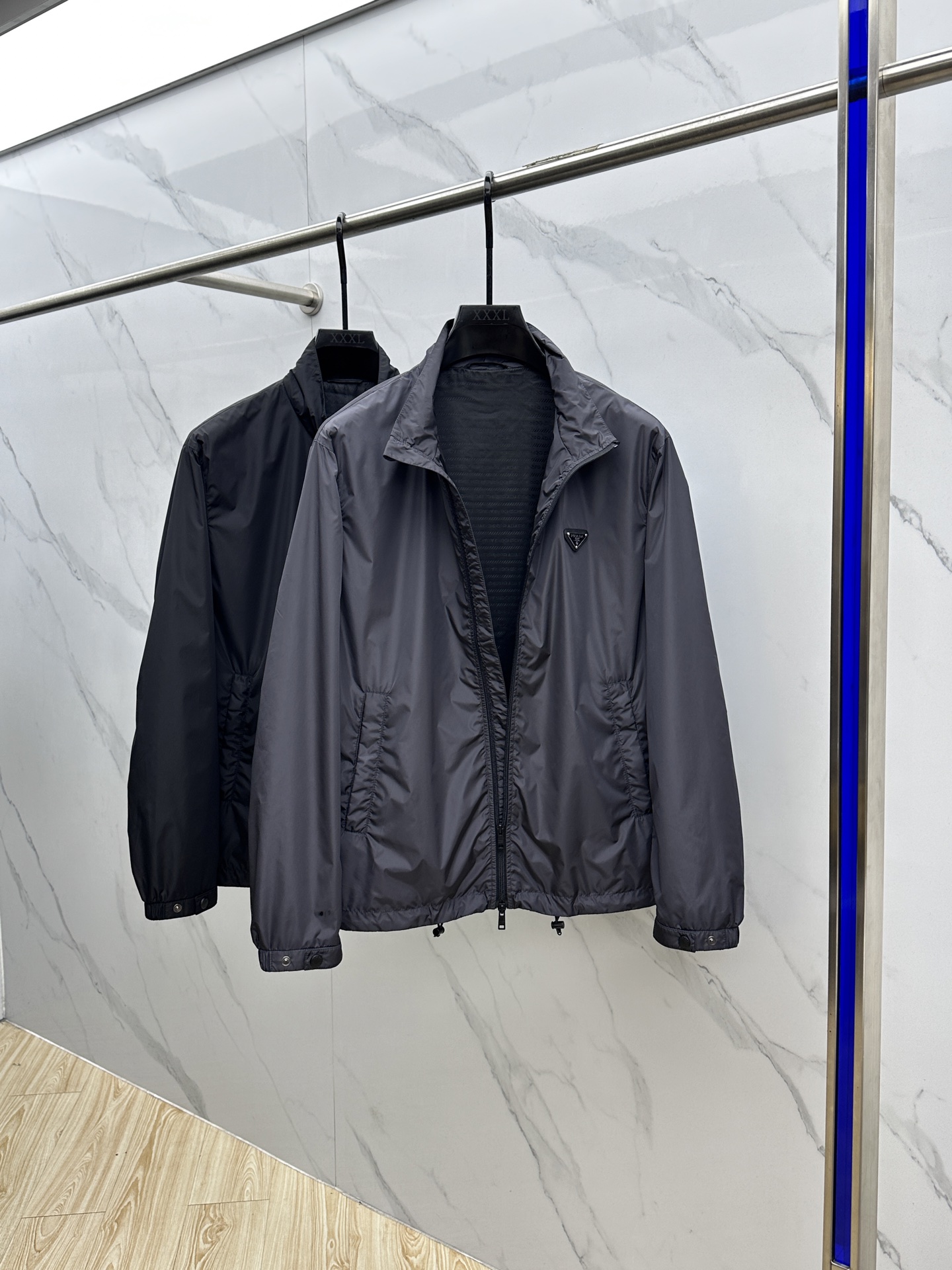 。 🆕Prad*普拉达 2025ss秋冬新款P家立领夹克。经典设计感与颜值爆棚的外套，品质更是无法挑剔品