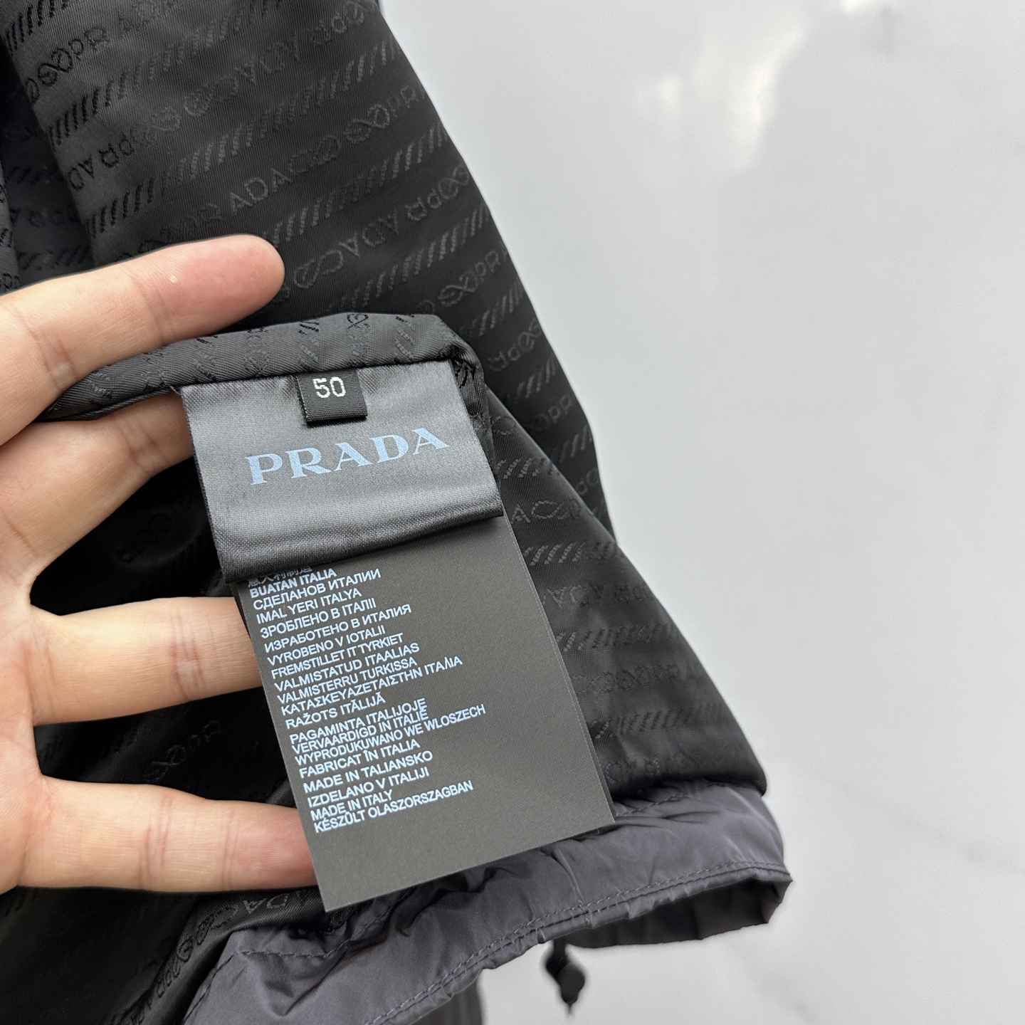 。 🆕Prad*普拉达 2025ss秋冬新款P家立领夹克。经典设计感与颜值爆棚的外套，品质更是无法挑剔品