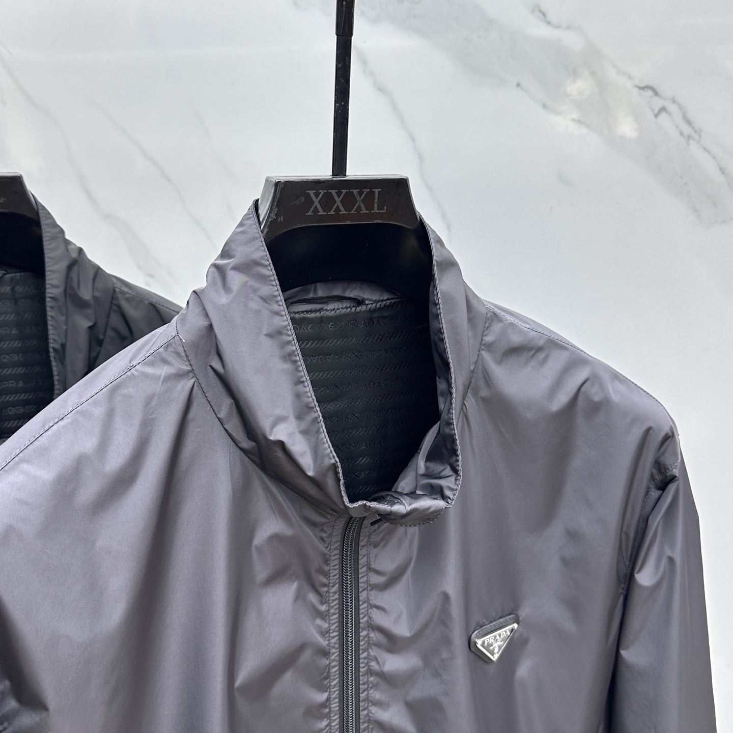 。 🆕Prad*普拉达 2025ss秋冬新款P家立领夹克。经典设计感与颜值爆棚的外套，品质更是无法挑剔品