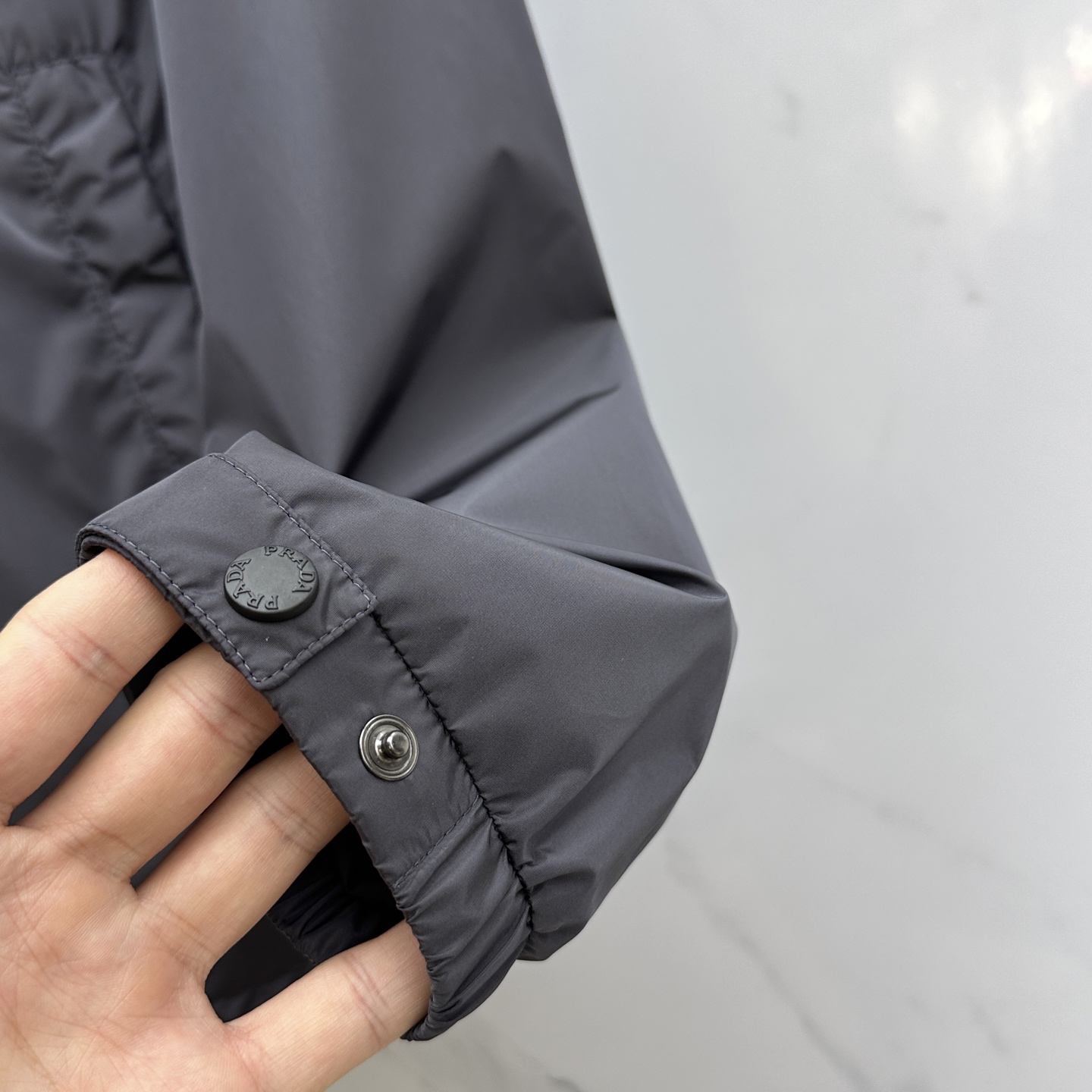 。 🆕Prad*普拉达 2025ss秋冬新款P家立领夹克。经典设计感与颜值爆棚的外套，品质更是无法挑剔品