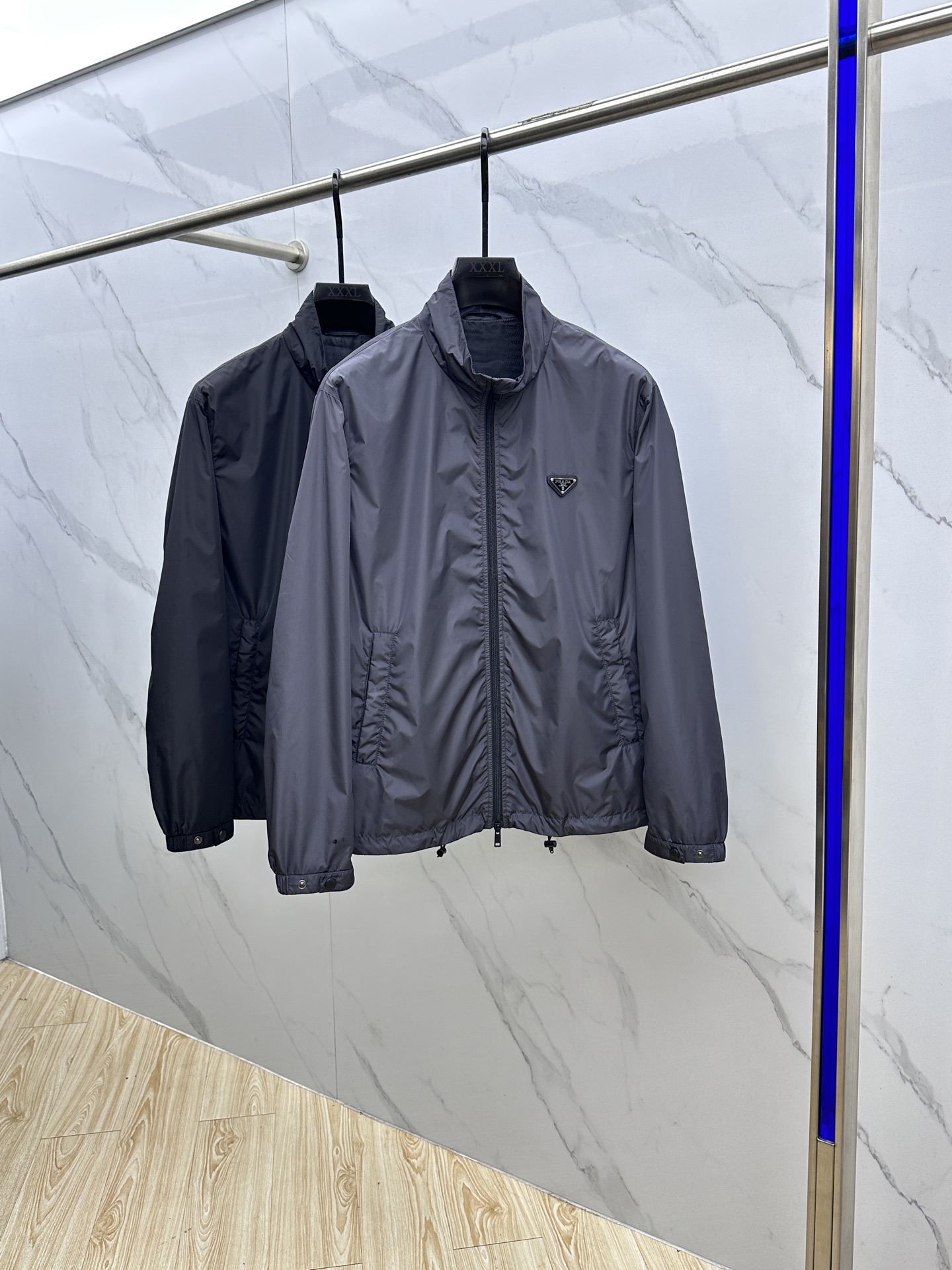 。 🆕Prad*普拉达 2025ss秋冬新款P家立领夹克。经典设计感与颜值爆棚的外套，品质更是无法挑剔品