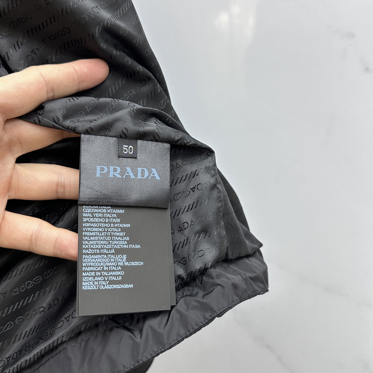 。 🆕Prad*普拉达 2025ss秋冬新款P家立领夹克。经典设计感与颜值爆棚的外套，品质更是无法挑剔品