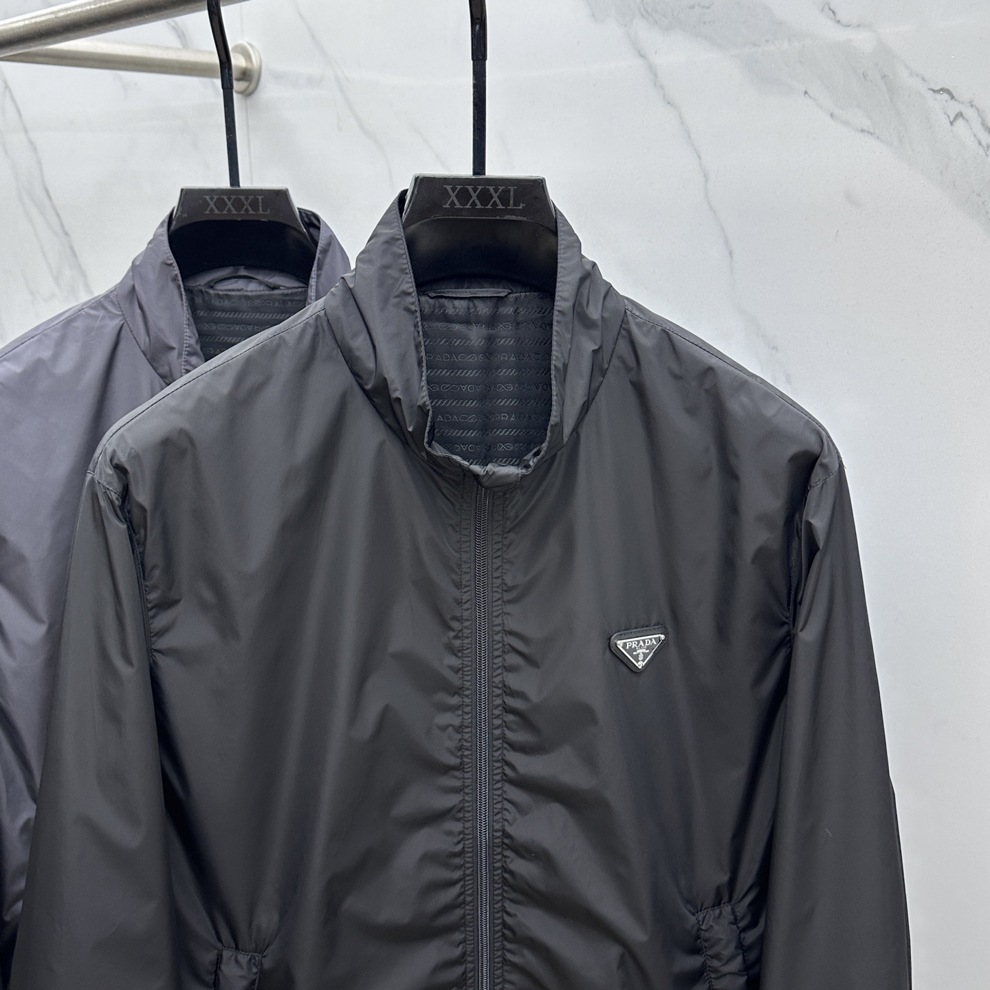 。 🆕Prad*普拉达 2025ss秋冬新款P家立领夹克。经典设计感与颜值爆棚的外套，品质更是无法挑剔品