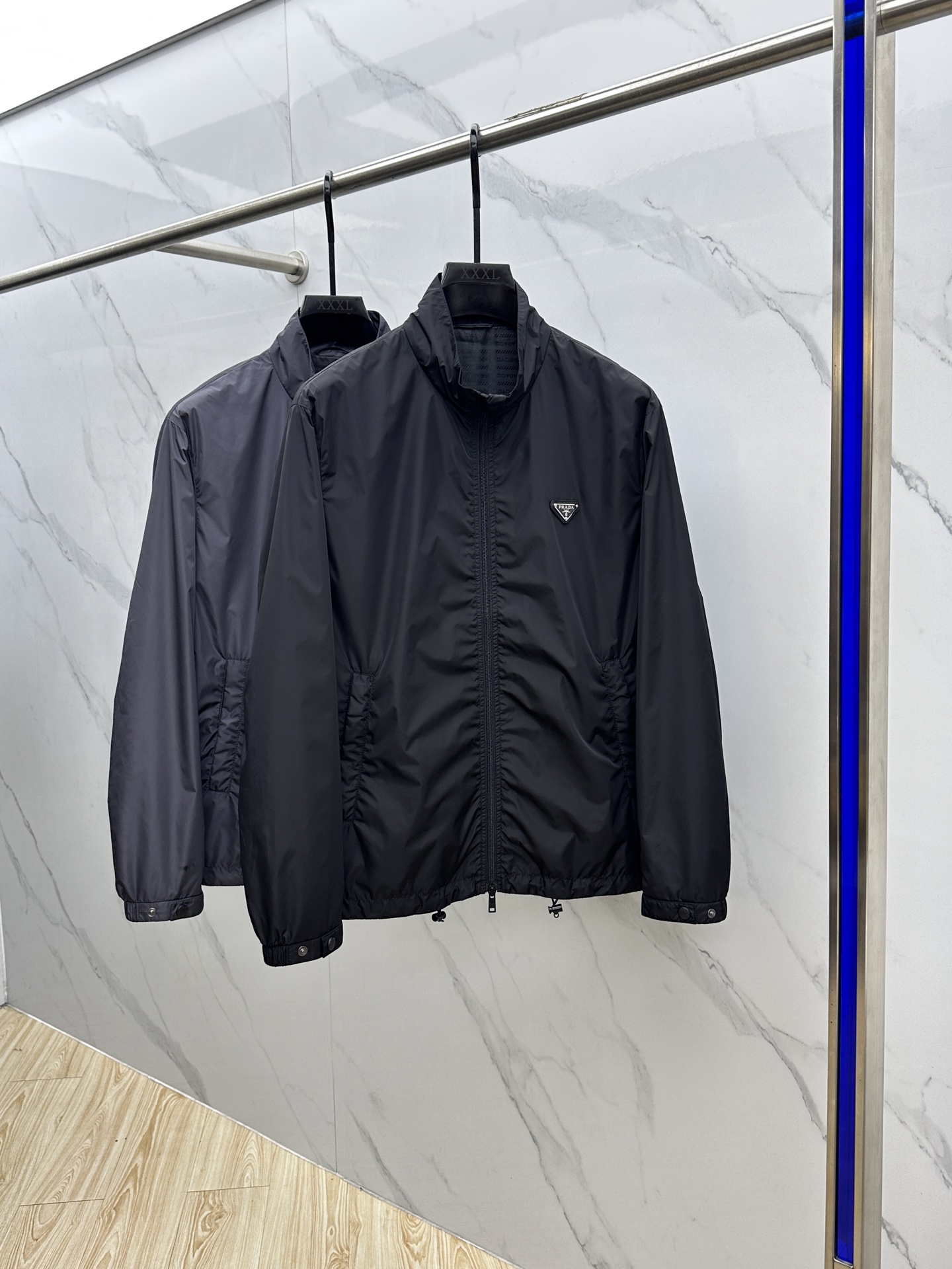 NO:522787,Prad*Prada 2025ss autumn and winter new P home stand-up collar jacket. A jacket with a classic design and great appearance, and the quality is even more unscrupulous. You can buy it directly. You can't get it wrong! Through the detailed pictures, you can feel its powerful aura, and the warm-concentration effect is significant, so you don’t have to worry about the chill at all! It is both fashionable and functional, and the whole style looks more luxurious and elegant! hs size 48-56, prada, prada, jackets & coats, jackets & coats, alexander wang19860909Prad*普拉达 2025ss秋冬新款P家立领夹克.经典设计感与颜值爆棚的外套,品质更是无法挑剔品控可以直接入手,不容过错的高端臻品！通过细节图片便可感受到它强悍的气场,聚温保暖效果显著,完全不用担心会有一点寒意！时尚与功能性兼备,整款显得更加的奢华大气！hs 尺码48-56,,prada,prada,jackets & coats,jackets & coats,alexander wang,Men's clothing