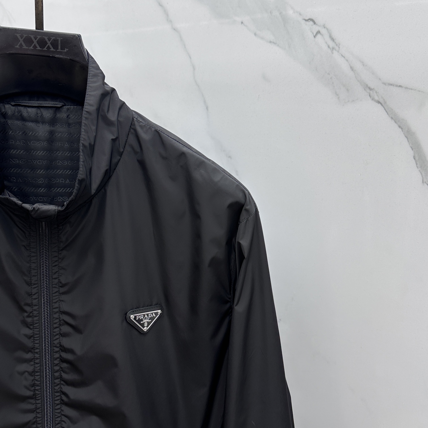。 🆕Prad*普拉达 2025ss秋冬新款P家立领夹克。经典设计感与颜值爆棚的外套，品质更是无法挑剔品