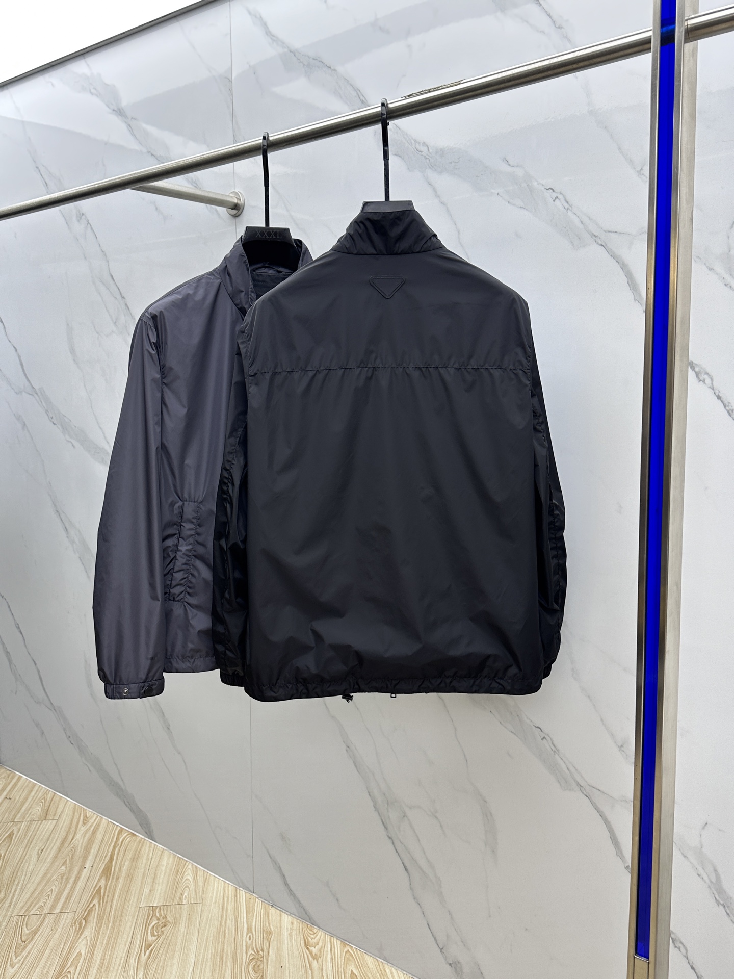 。 🆕Prad*普拉达 2025ss秋冬新款P家立领夹克。经典设计感与颜值爆棚的外套，品质更是无法挑剔品