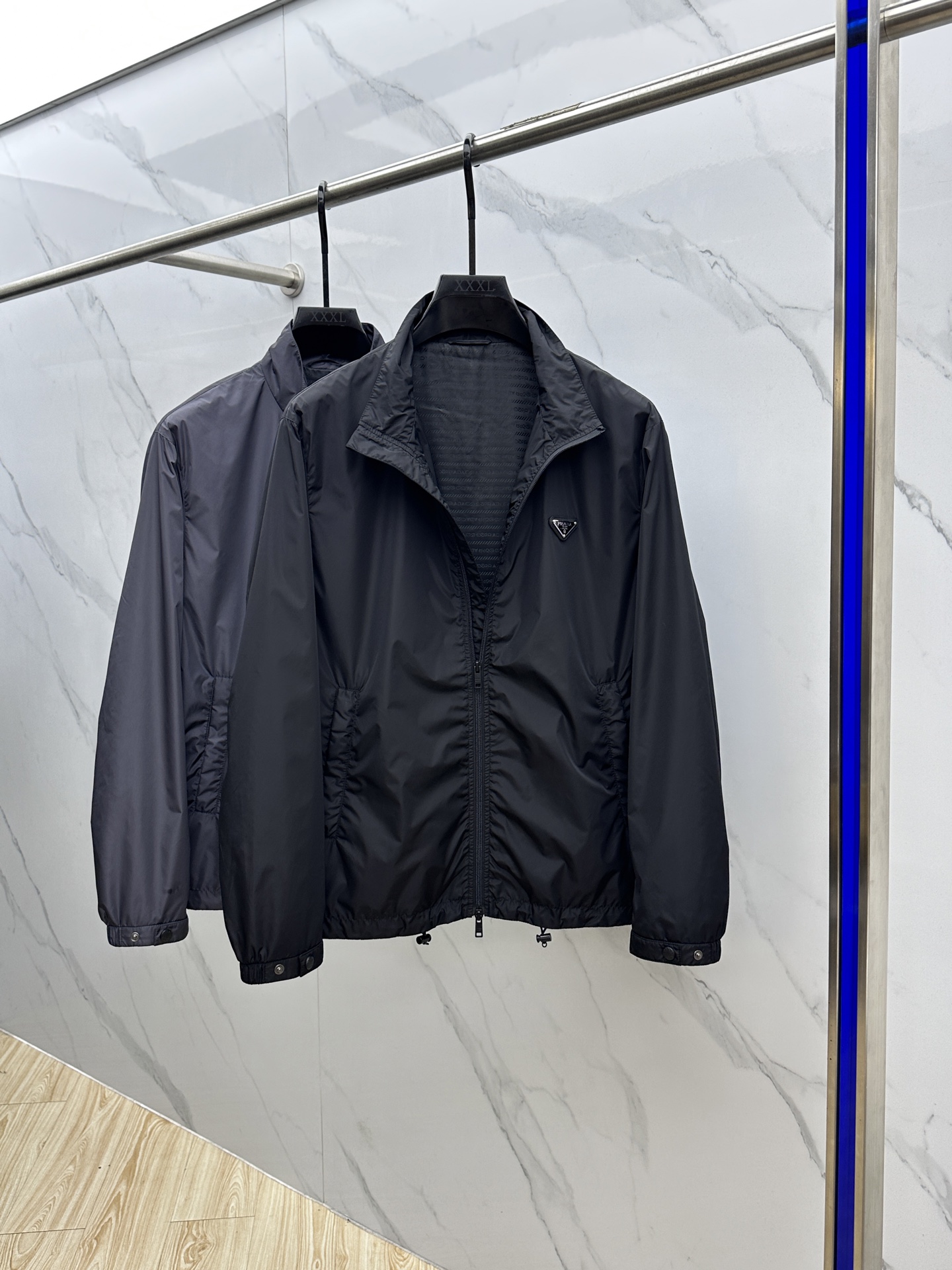 。 🆕Prad*普拉达 2025ss秋冬新款P家立领夹克。经典设计感与颜值爆棚的外套，品质更是无法挑剔品