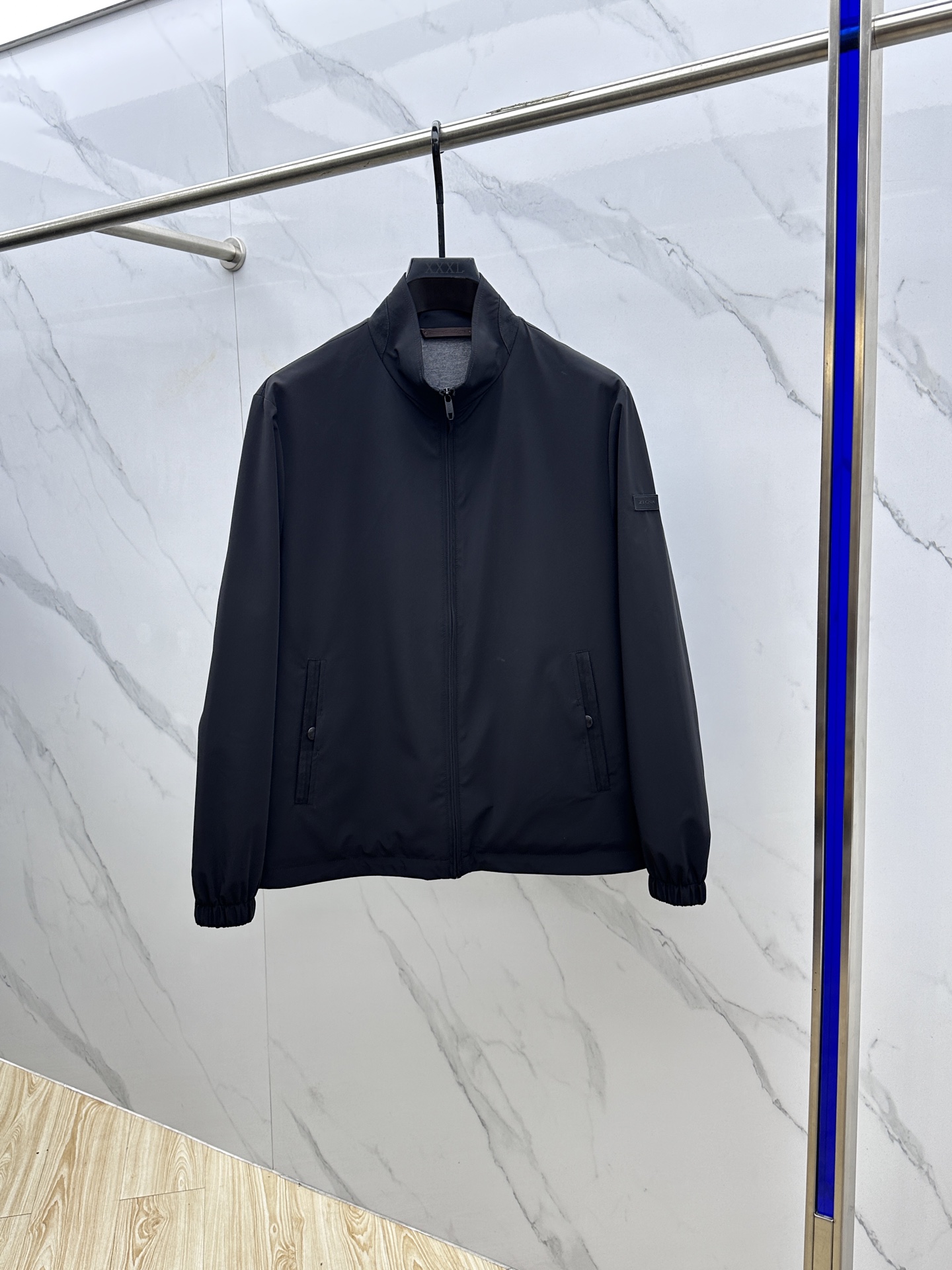 NO:522788,ZEGNA*Jenia 2025ss Autumn and Winter latest fashionable men's stand-up collar jacket. A jacket with a classic design and appearance, the quality is even more unscrupulous. You can buy it directly, which is not to be mistaken for high-end products! Through the detailed pictures, you can feel its powerful aura, and the warm-concentration effect is significant, so you don’t have to worry about the chill at all! It is both fashionable and functional, and the whole style looks more luxurious and elegant! hs size 48-56, zegna,jackets & coats,jackets & coats,alexander wang19860909ZEGNA*杰尼亚 2025ss秋冬最新时尚男士立领夹克. 经典设计感与颜值爆棚的外套,品质更是无法挑剔品控可以直接入手,不容过错的高端臻品！通过细节图片便可感受到它强悍的气场,聚温保暖效果显著,完全不用担心会有一点寒意！时尚与功能性兼备,整款显得更加的奢华大气！hs 尺码48-56,,zegna,jackets & coats,jackets & coats,alexander wang,Men's clothing